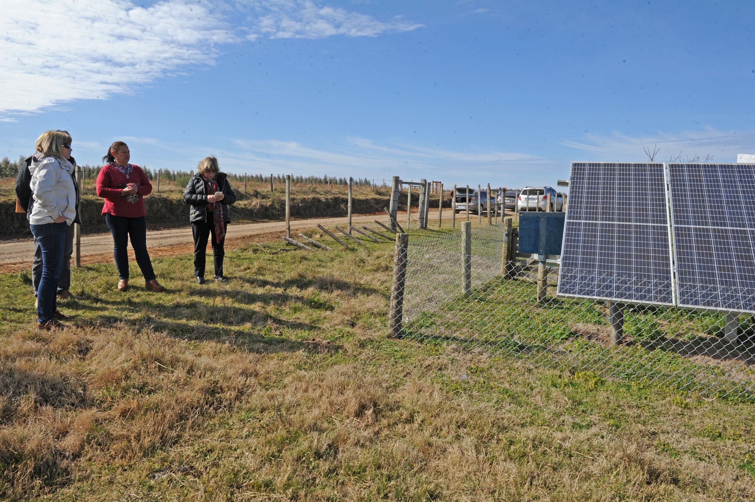 Colocación en paraje Montevideo Chico, de paneles fotovoltaicos para generación de energía eléctrica en hogares rurales