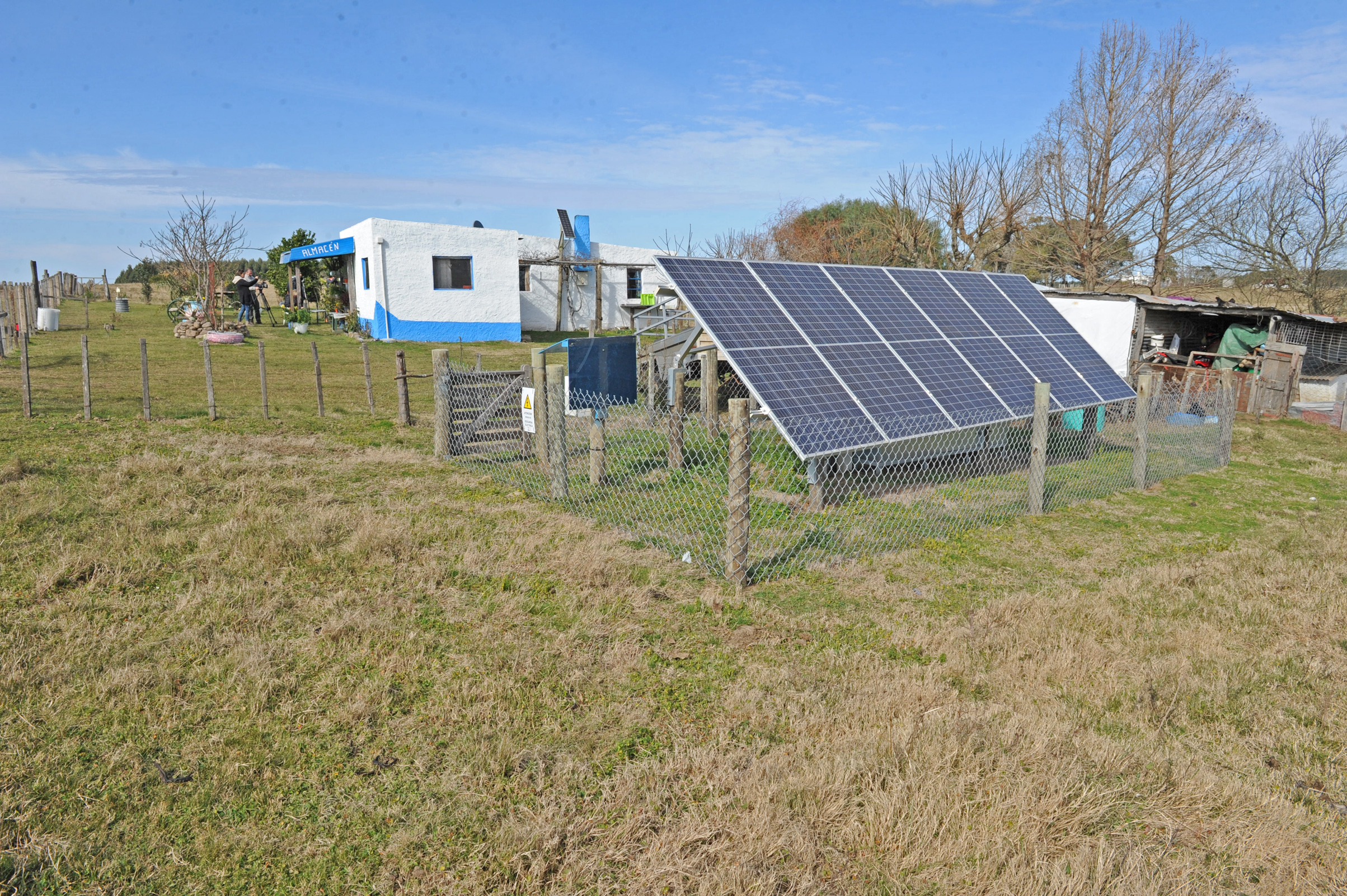 Colocación en paraje Montevideo Chico, de paneles fotovoltaicos para generación de energía eléctrica en hogares rurales