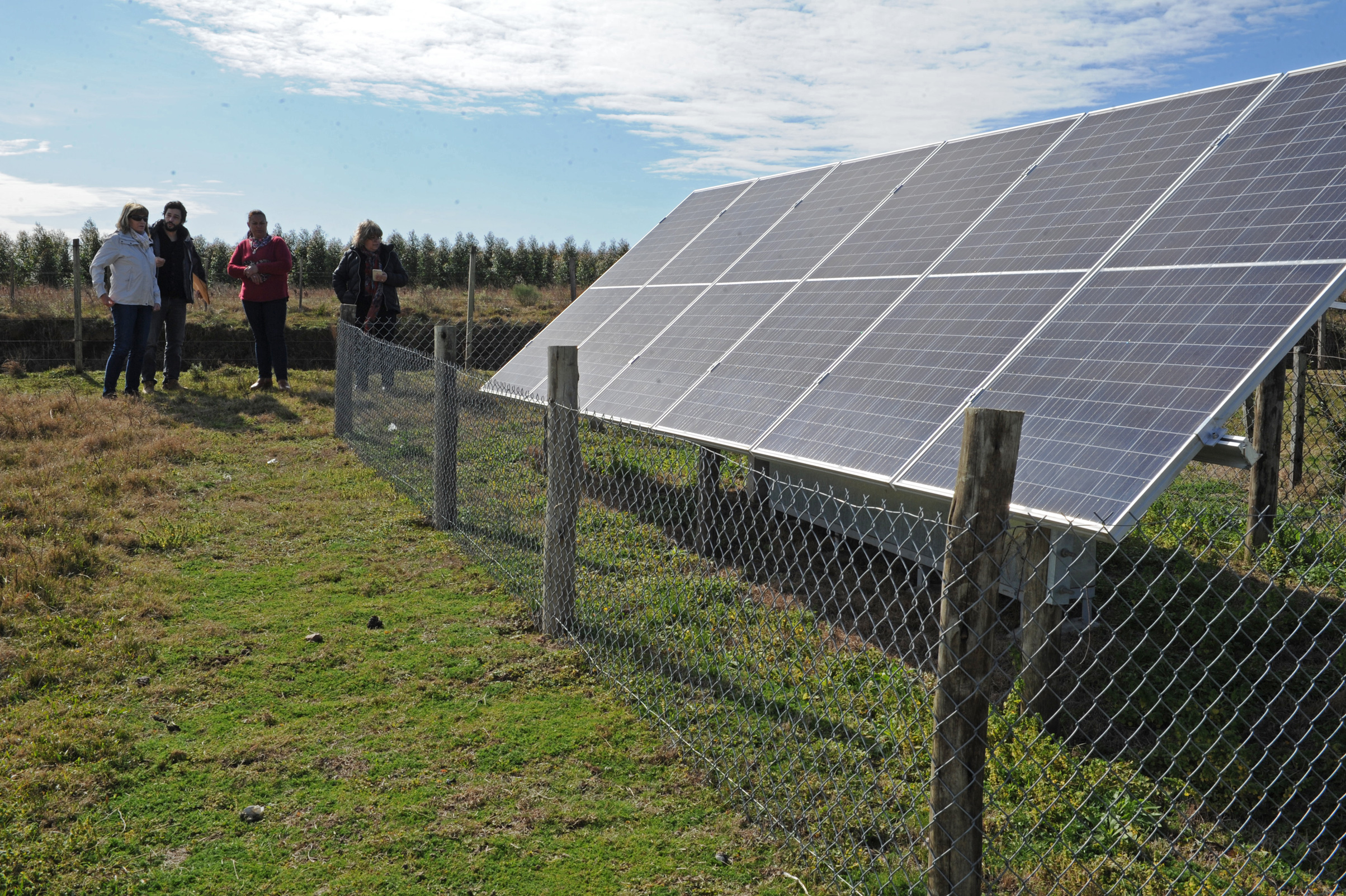 Colocación en paraje Montevideo Chico, de paneles fotovoltaicos para generación de energía eléctrica en hogares rurales