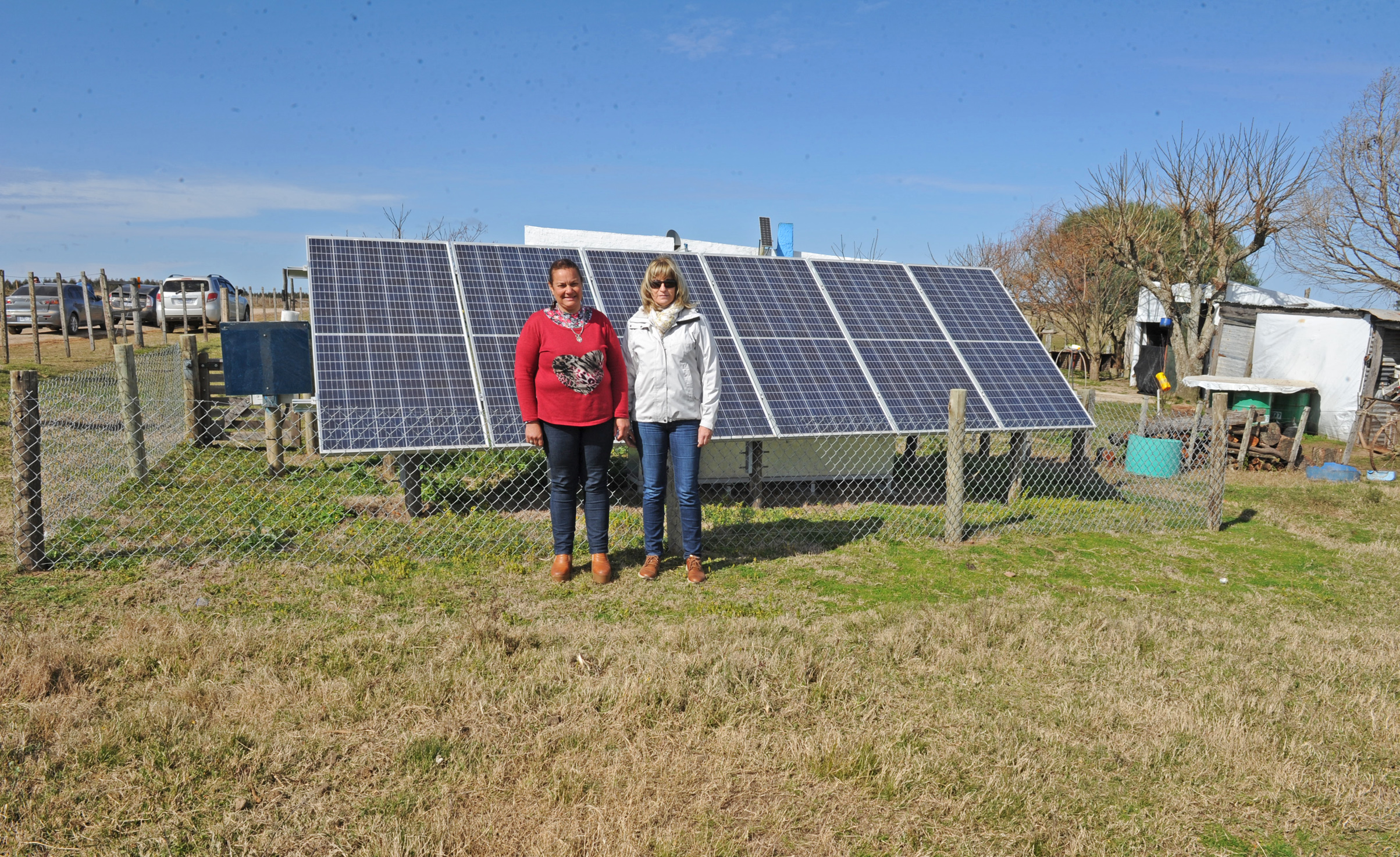 Colocación en paraje Montevideo Chico, de paneles fotovoltaicos para generación de energía eléctrica en hogares rurales