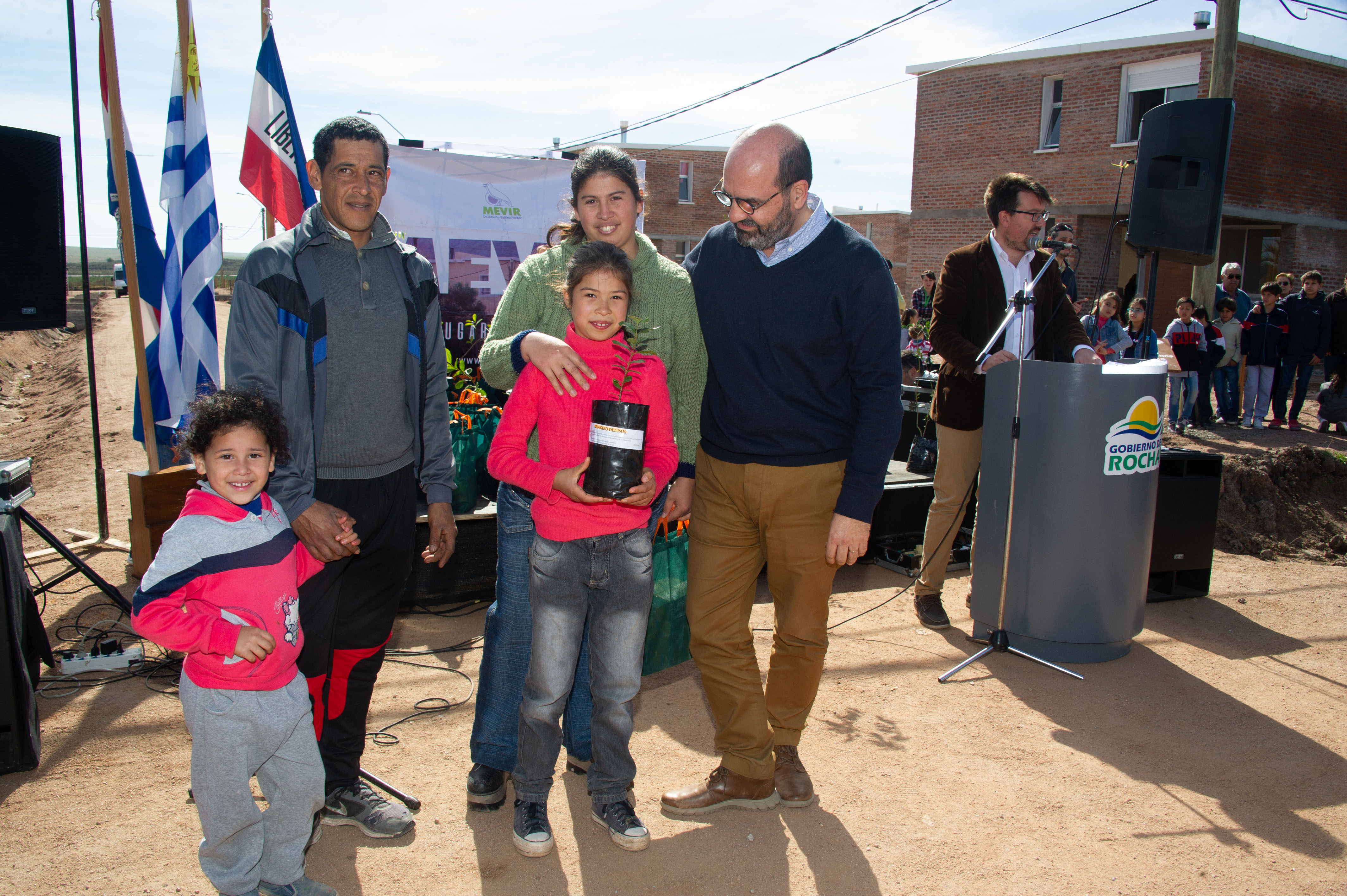 Mevir hace entrega de viviendas a 105 familias de Lascano, Rocha