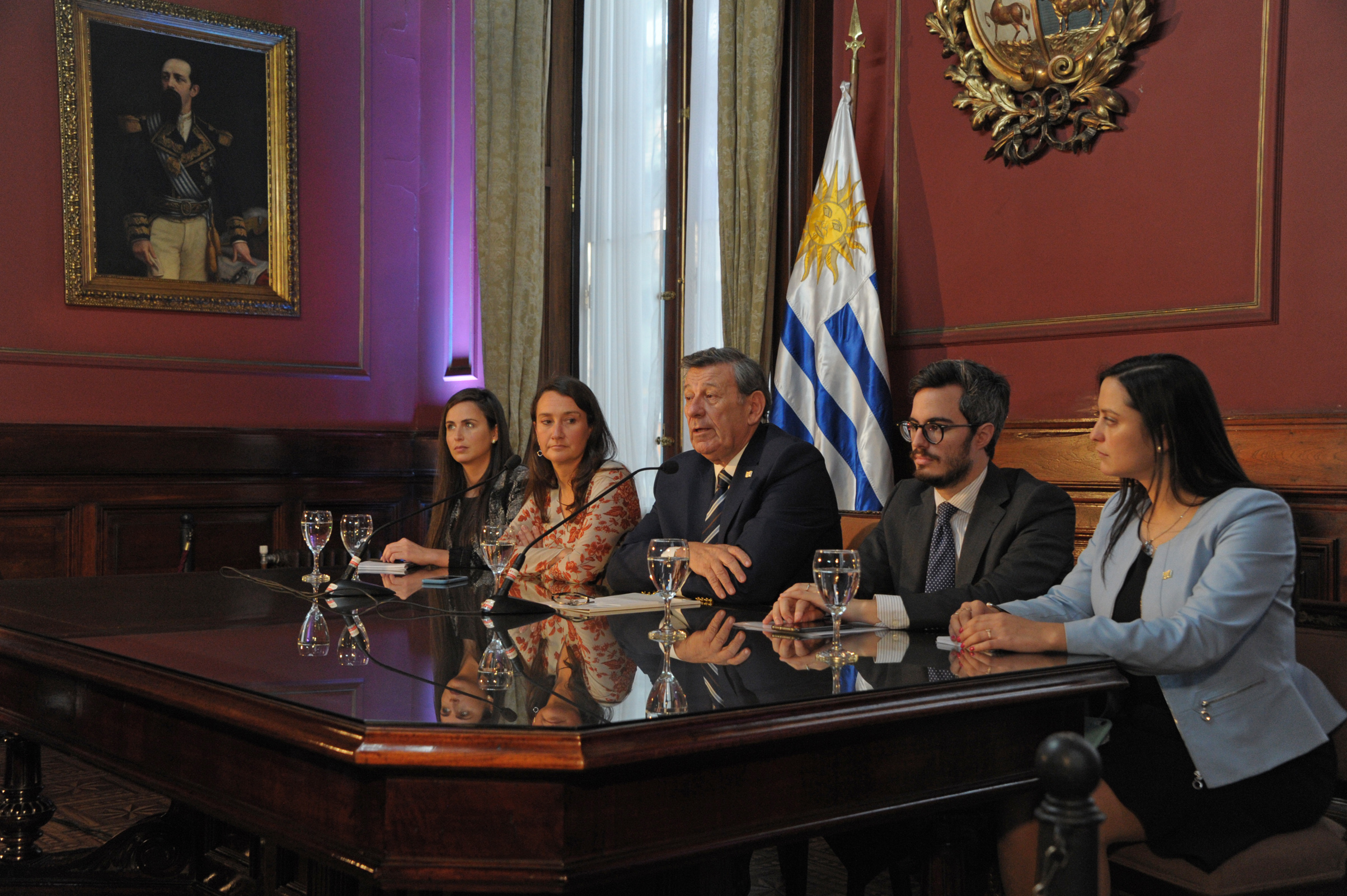 Equipo del Ministerio de Relaciones Exteriores encabezado por Rodolfo Nin Novoa