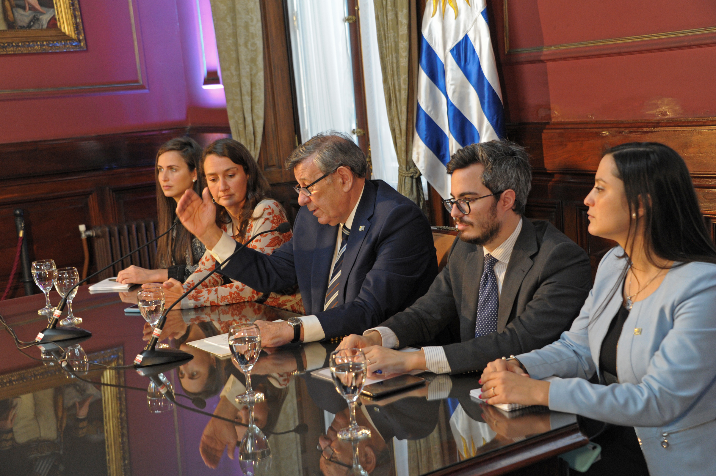 Equipo del Ministerio de Relaciones Exteriores encabezado por Rodolfo Nin Novoa