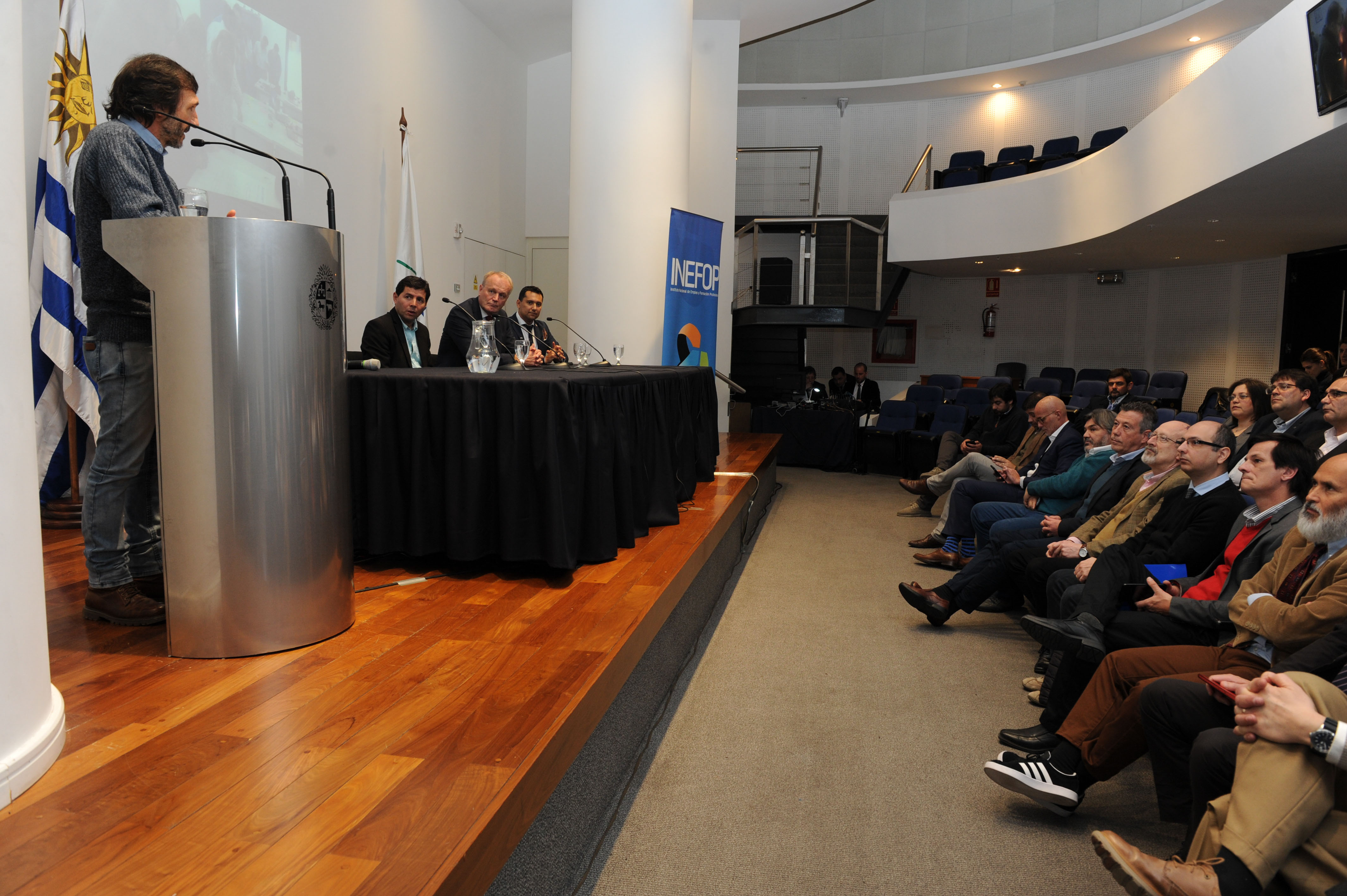 Acto de graduación de 23 docentes en la experiencia industrial finlandesa