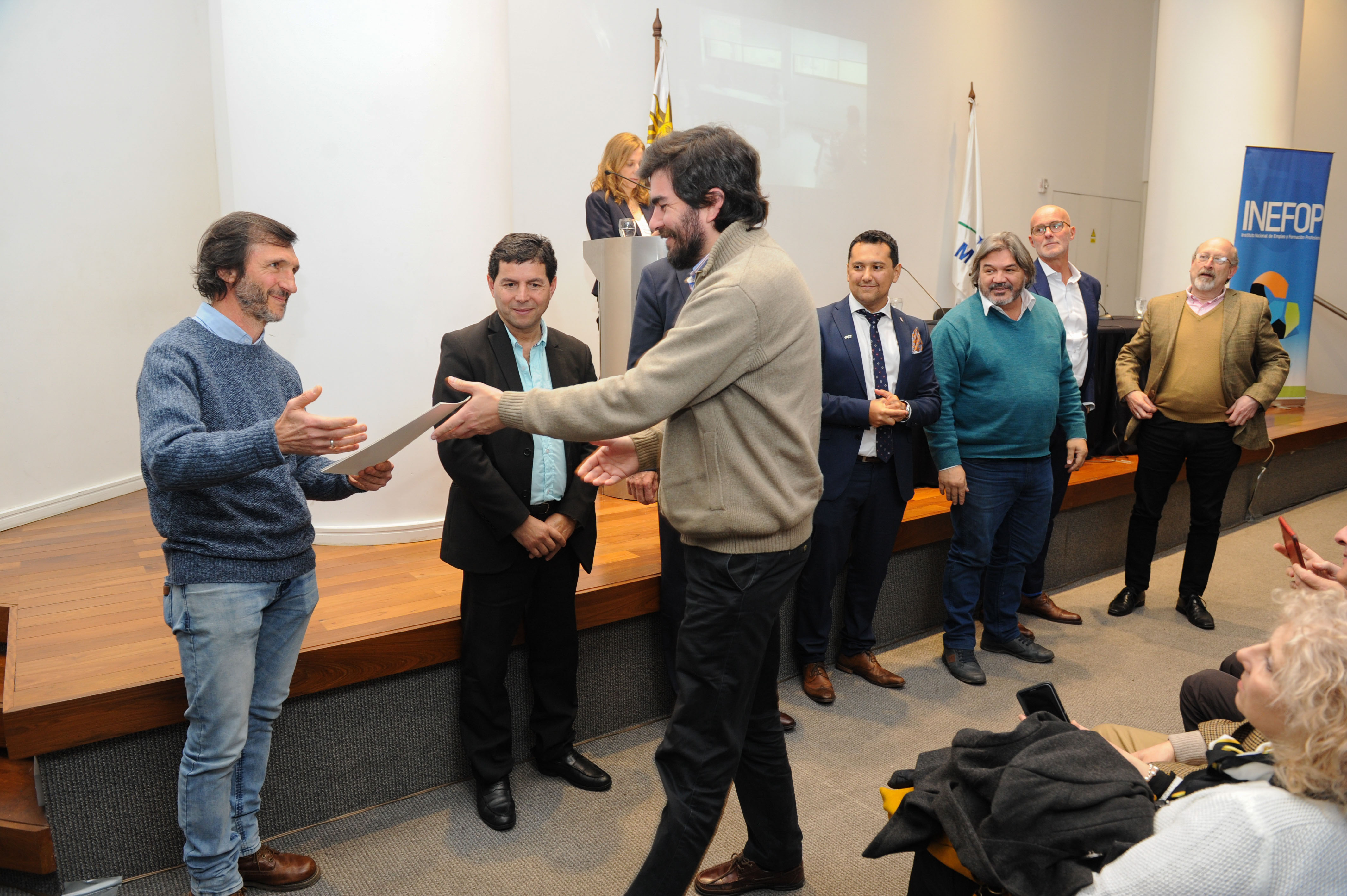 Acto de graduación de 23 docentes en la experiencia industrial finlandesa