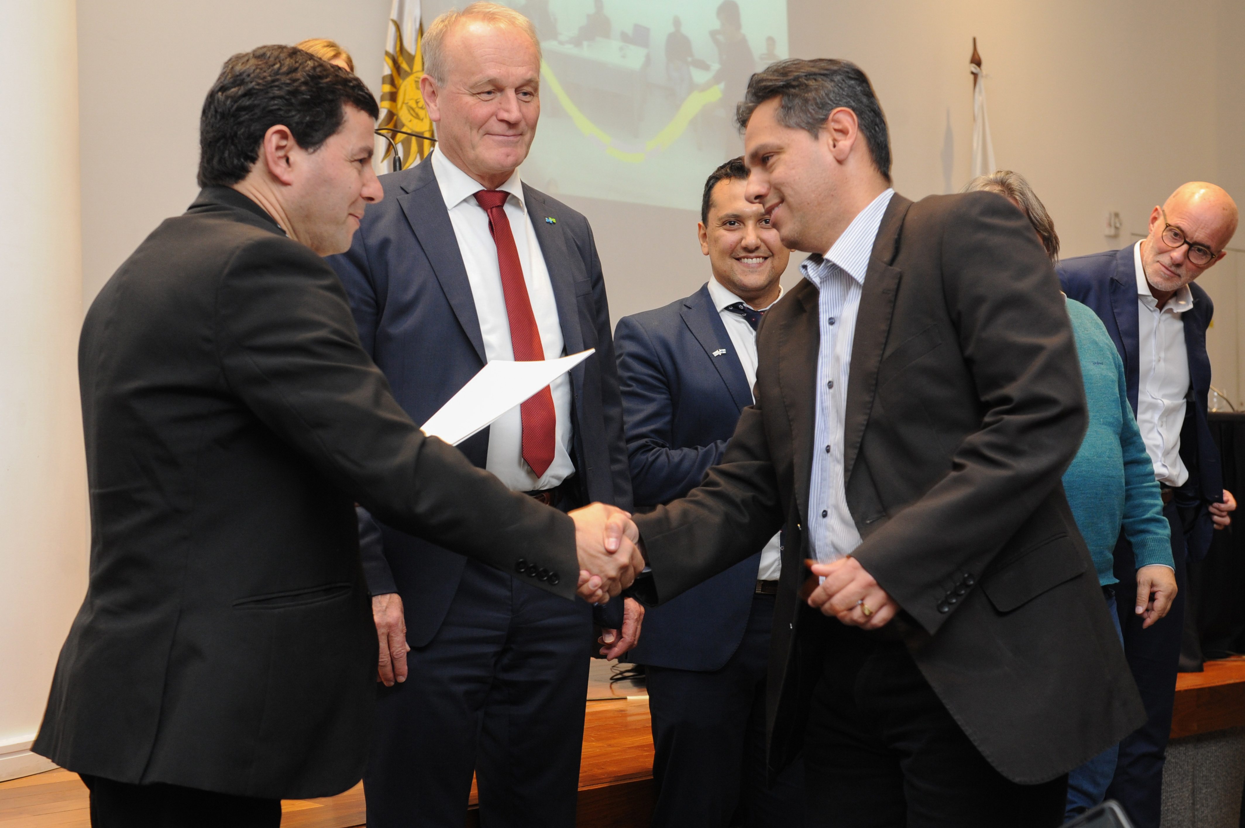 Acto de graduación de 23 docentes en la experiencia industrial finlandesa