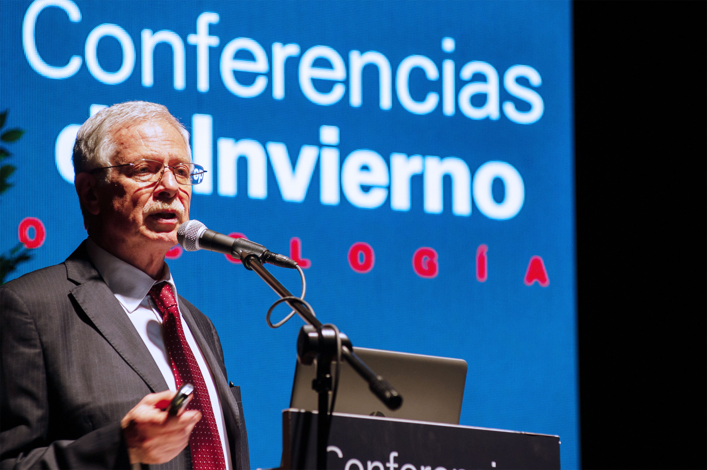Inicio de las Conferencias de Invierno de Oncología en el auditorio Carlos Vaz Ferreira de la Biblioteca Nacional