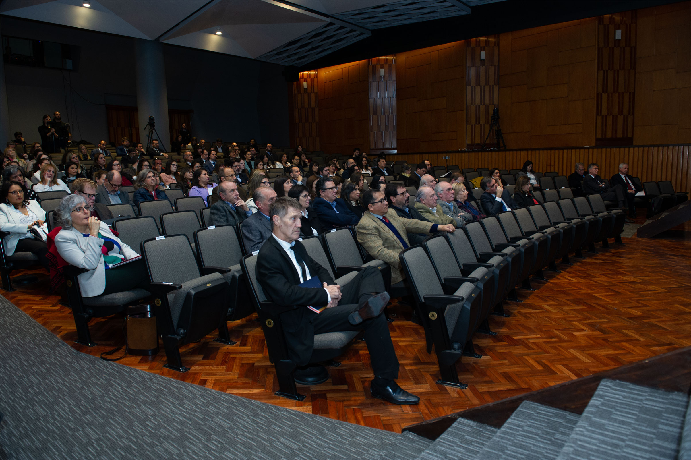 Inicio de las Conferencias de Invierno de Oncología en el auditorio Carlos Vaz Ferreira de la Biblioteca Nacional