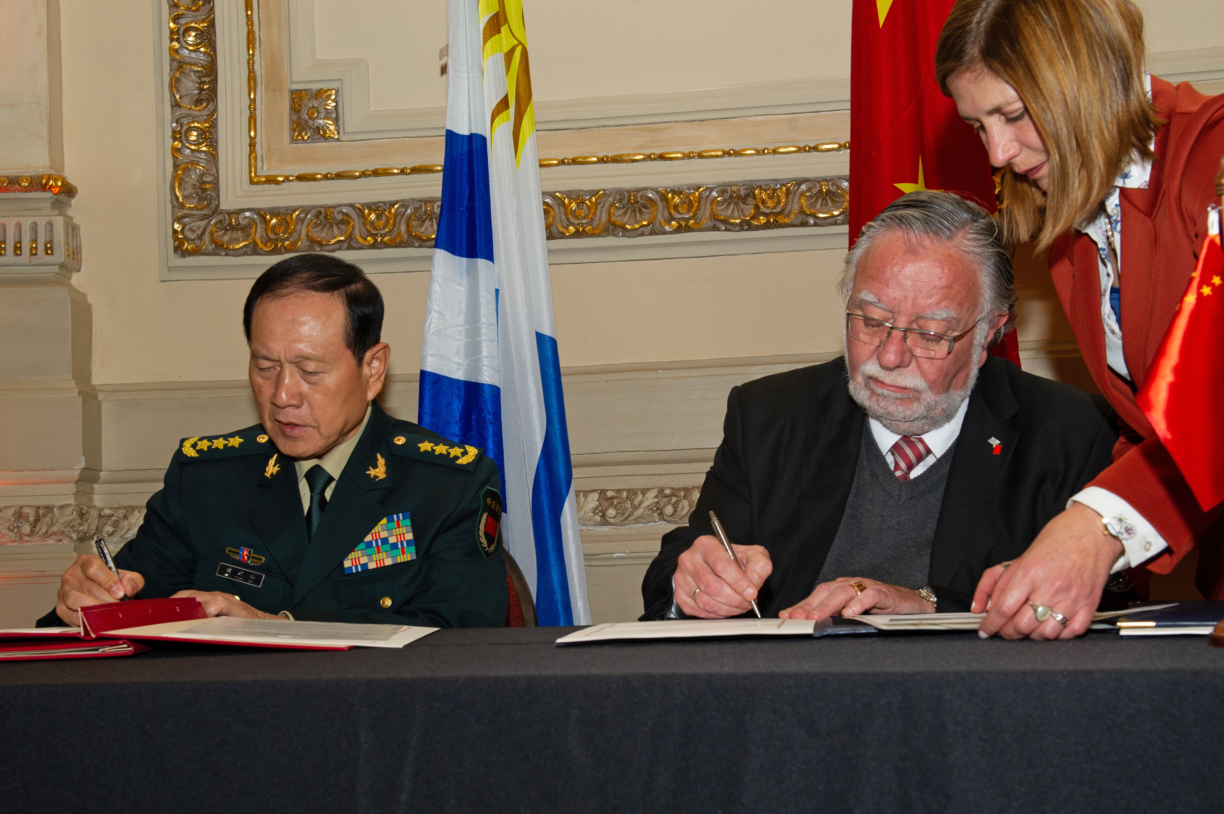 Acuerdo de asistencia gratuita firmado por los ministerios de Defensa de Uruguay y China