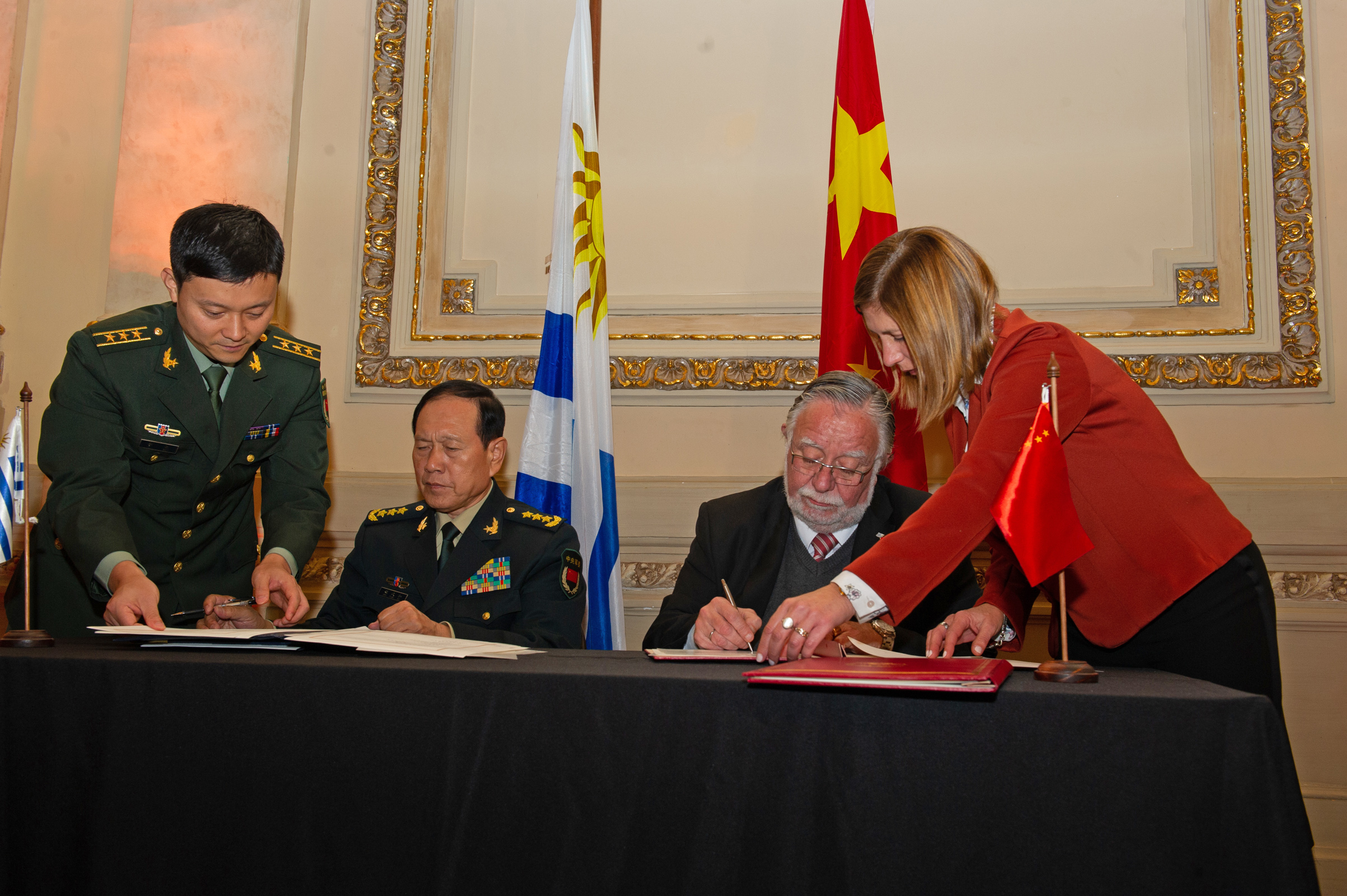 Acuerdo de asistencia gratuita firmado por los ministerios de Defensa de Uruguay y China