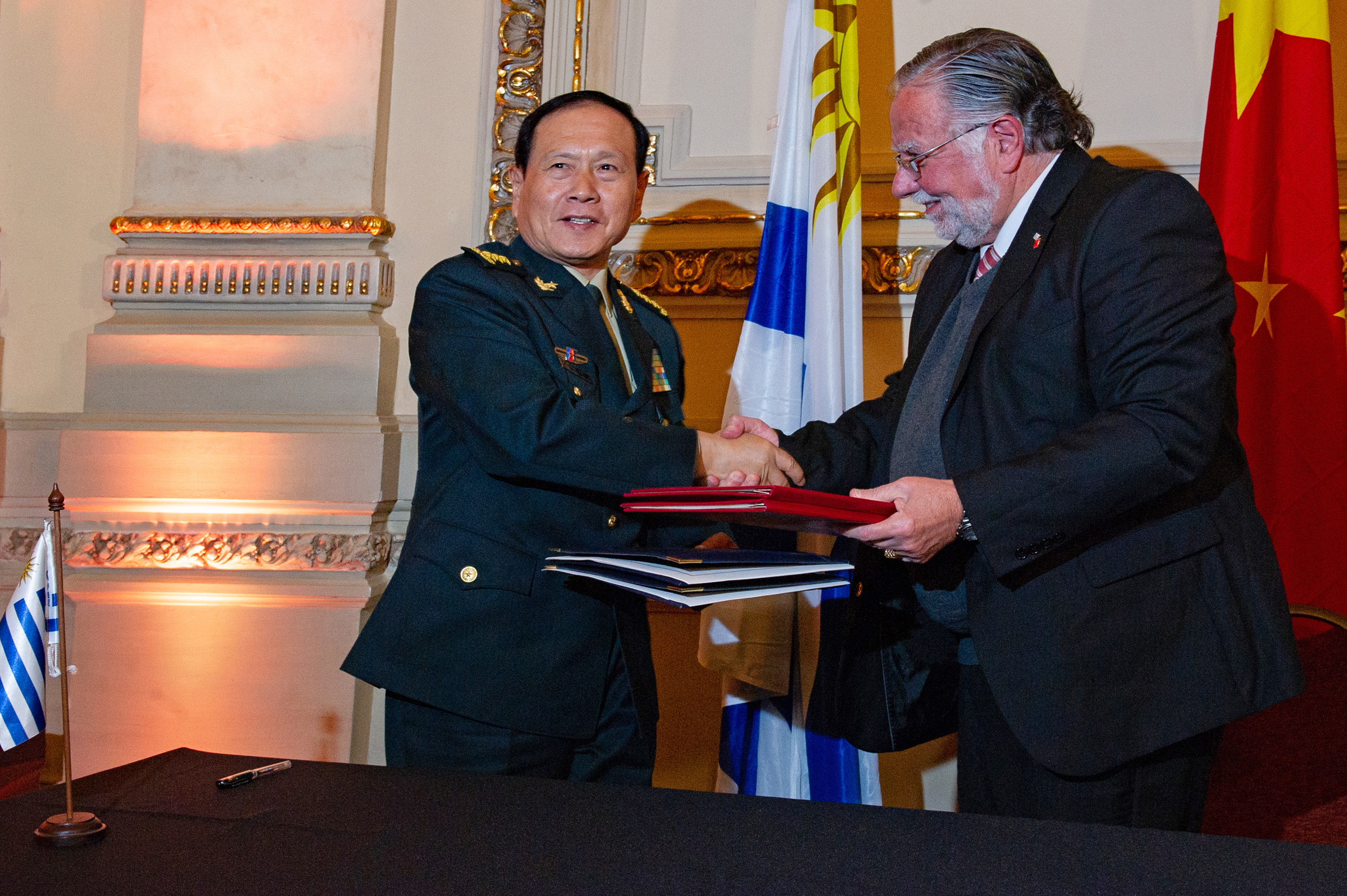 Acuerdo de asistencia gratuita firmado por los ministerios de Defensa de Uruguay y China