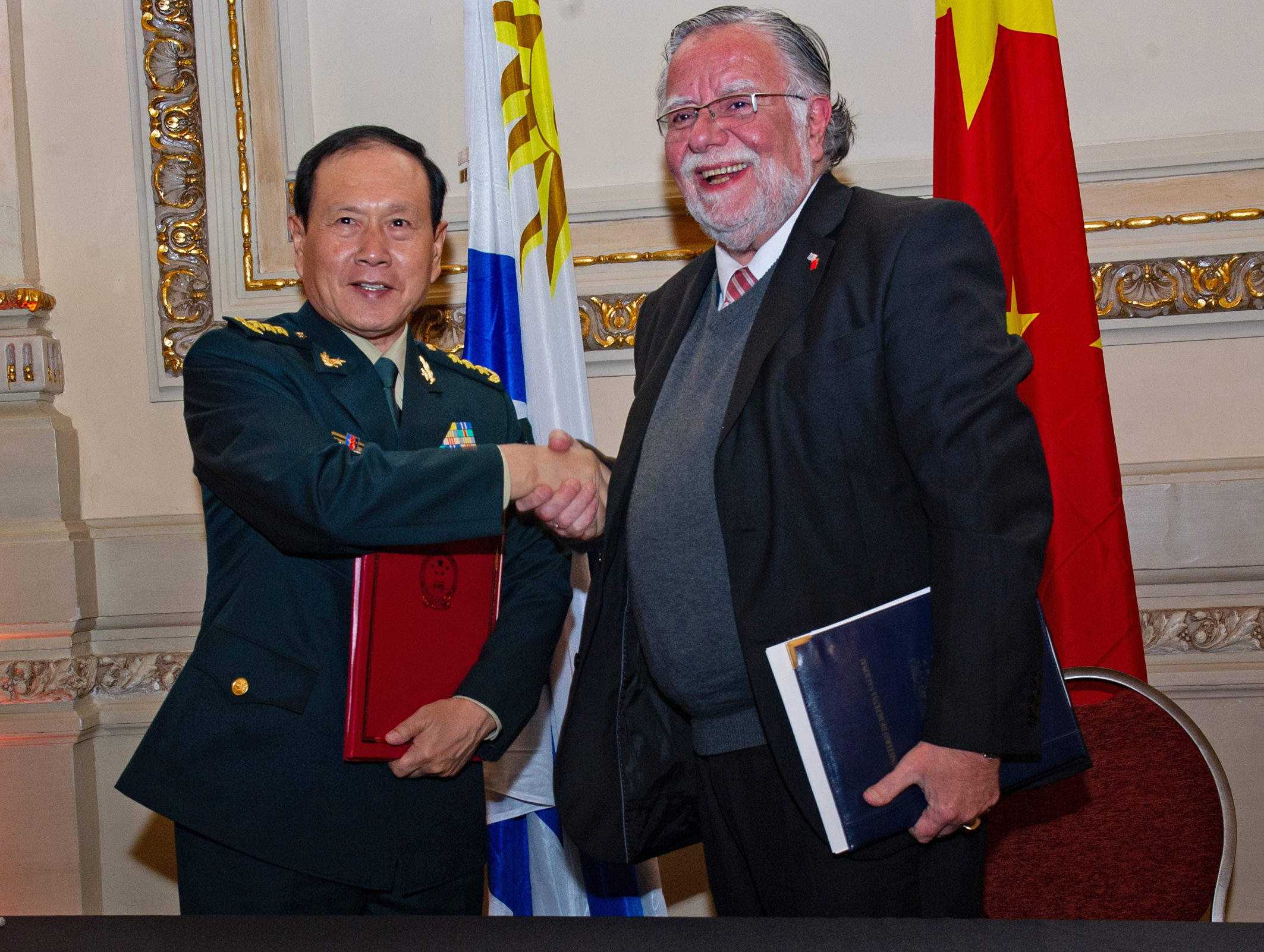 Acuerdo de asistencia gratuita firmado por los ministerios de Defensa de Uruguay y China