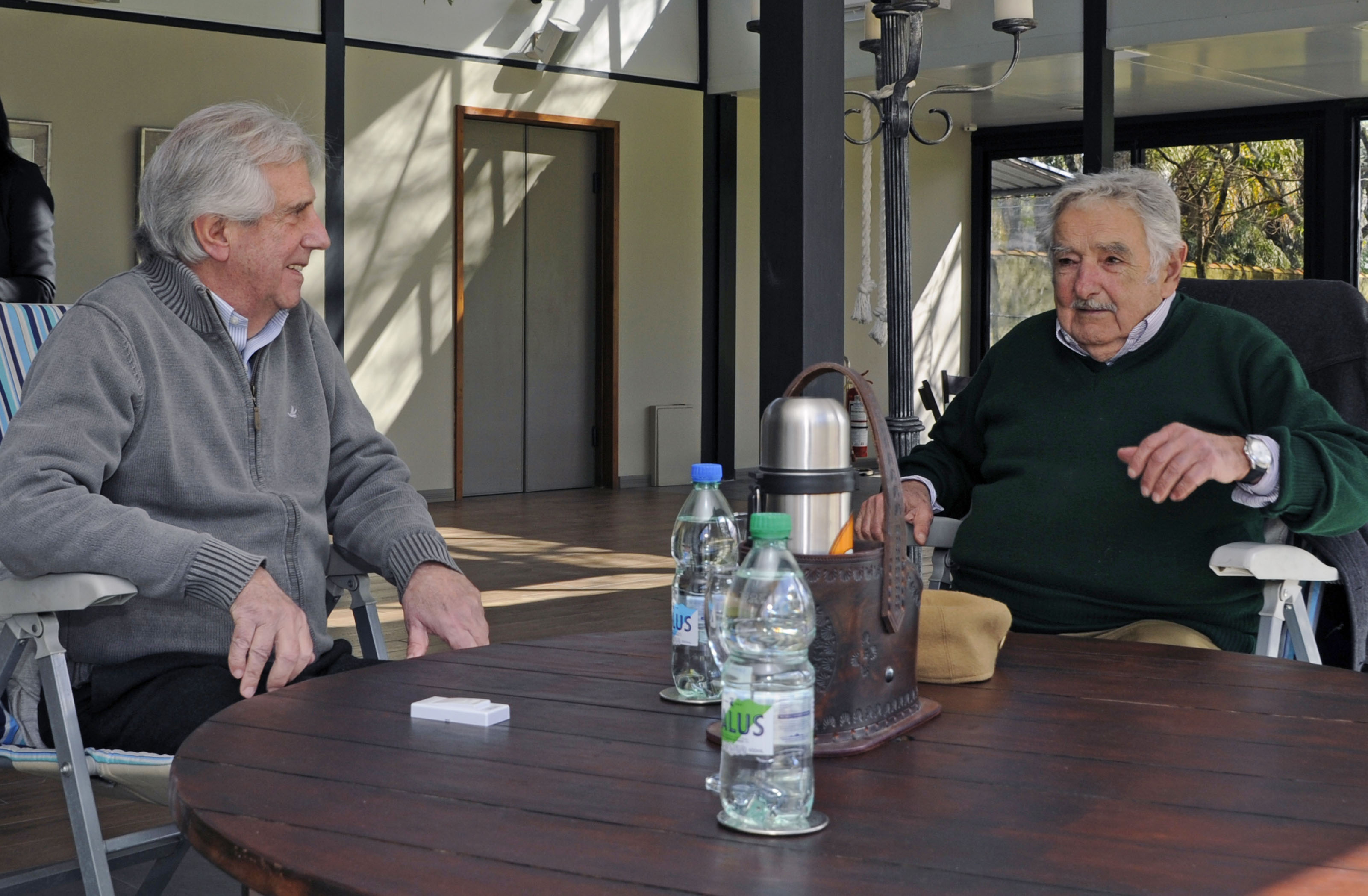 Tabaré Vázquez y José Mujica en la oficina presidencial ubicada en las avenidas Suárez y Reyes