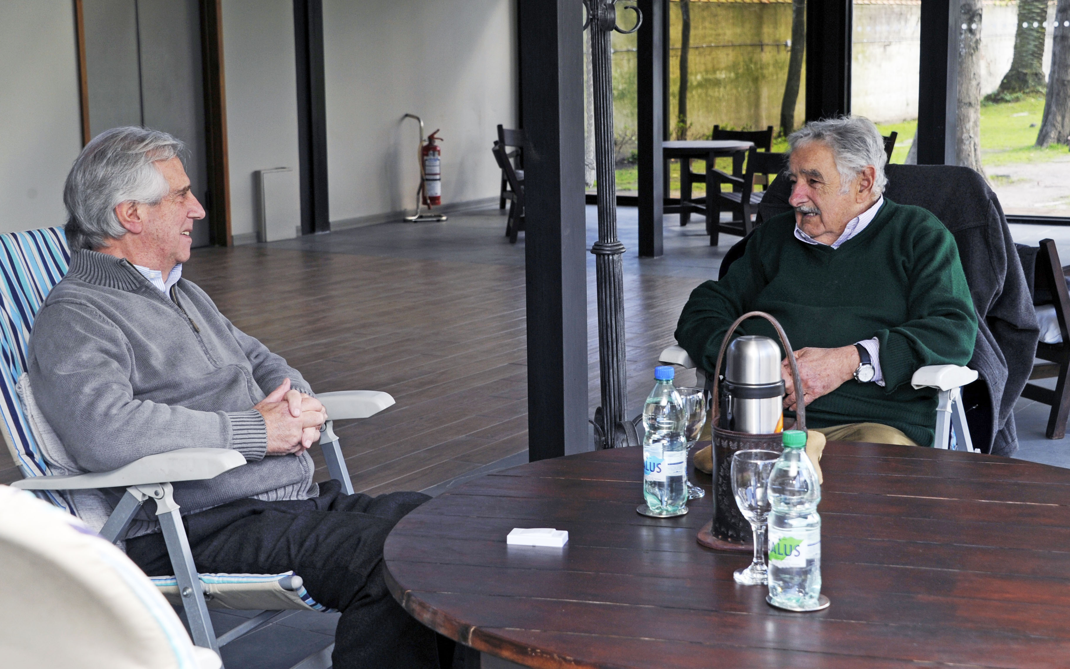 Tabaré Vázquez y José Mujica en la oficina presidencial ubicada en las avenidas Suárez y Reyes