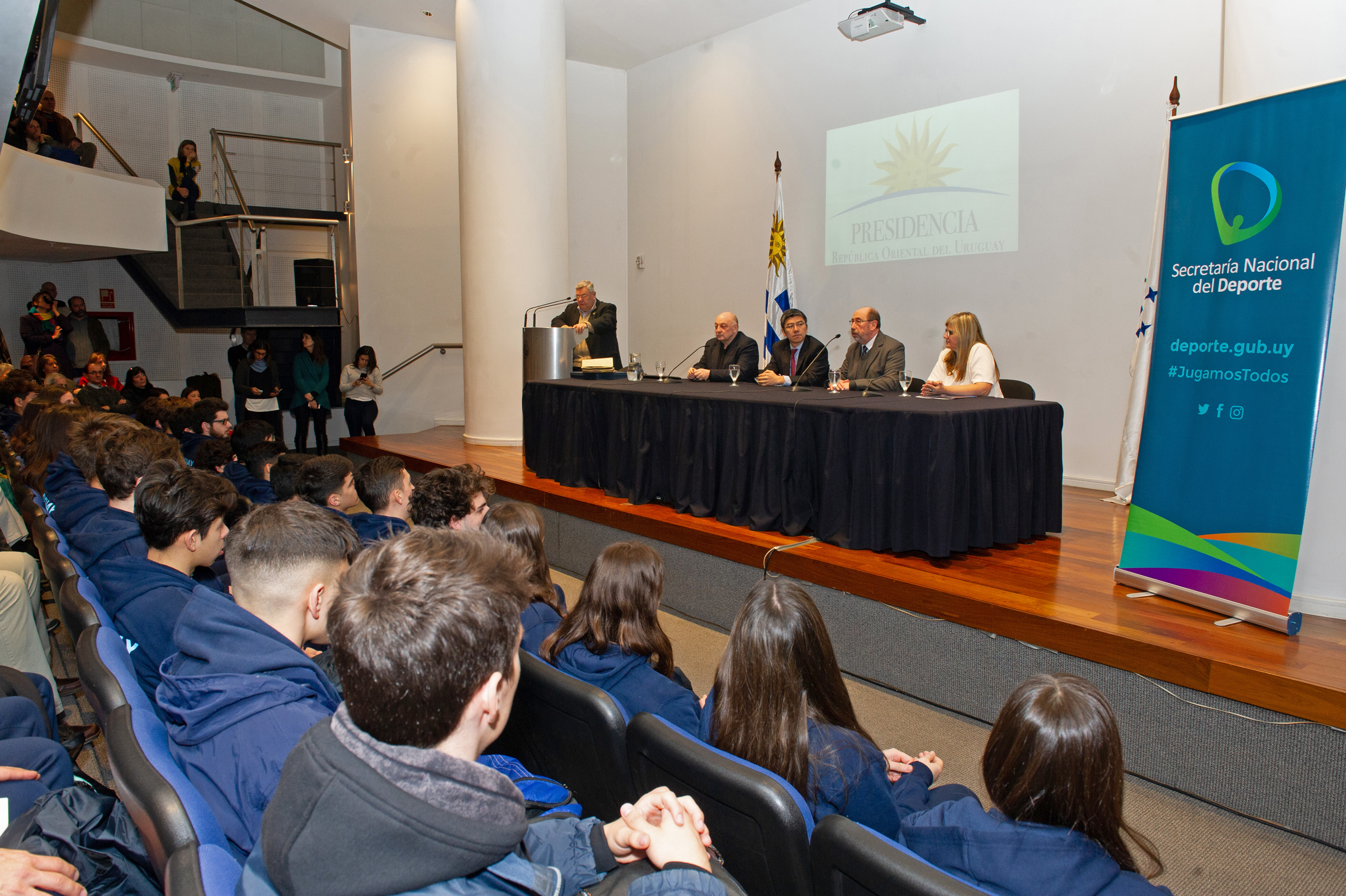 Autoridades de la Secretaría Nacional del Deporte y de la Agencia Uruguaya de Cooperación Internacional entregaron Pabellón Nacional a atletas