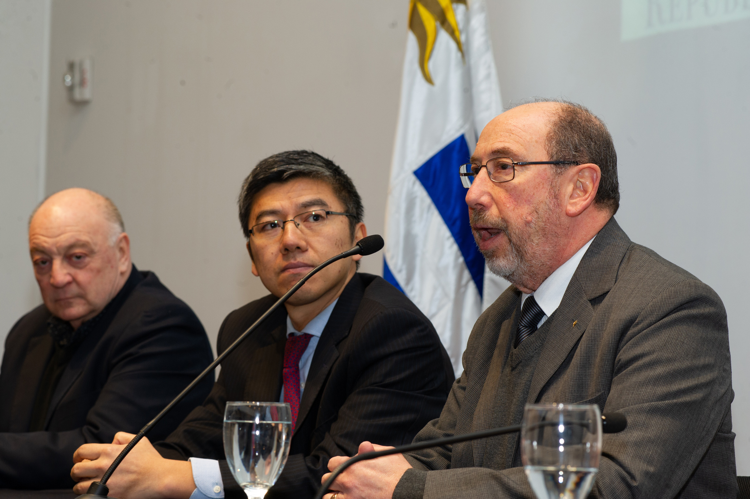 Autoridades de la Secretaría Nacional del Deporte y de la Agencia Uruguaya de Cooperación Internacional entregaron Pabellón Nacional a atletas
