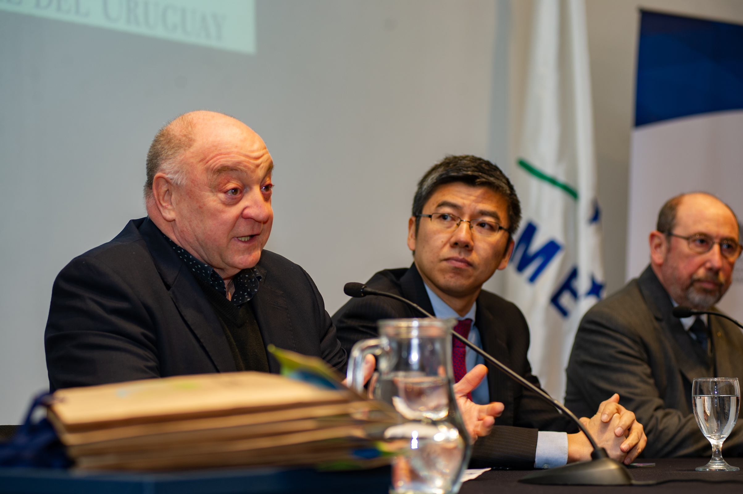Autoridades de la Secretaría Nacional del Deporte y de la Agencia Uruguaya de Cooperación Internacional entregaron Pabellón Nacional a atletas