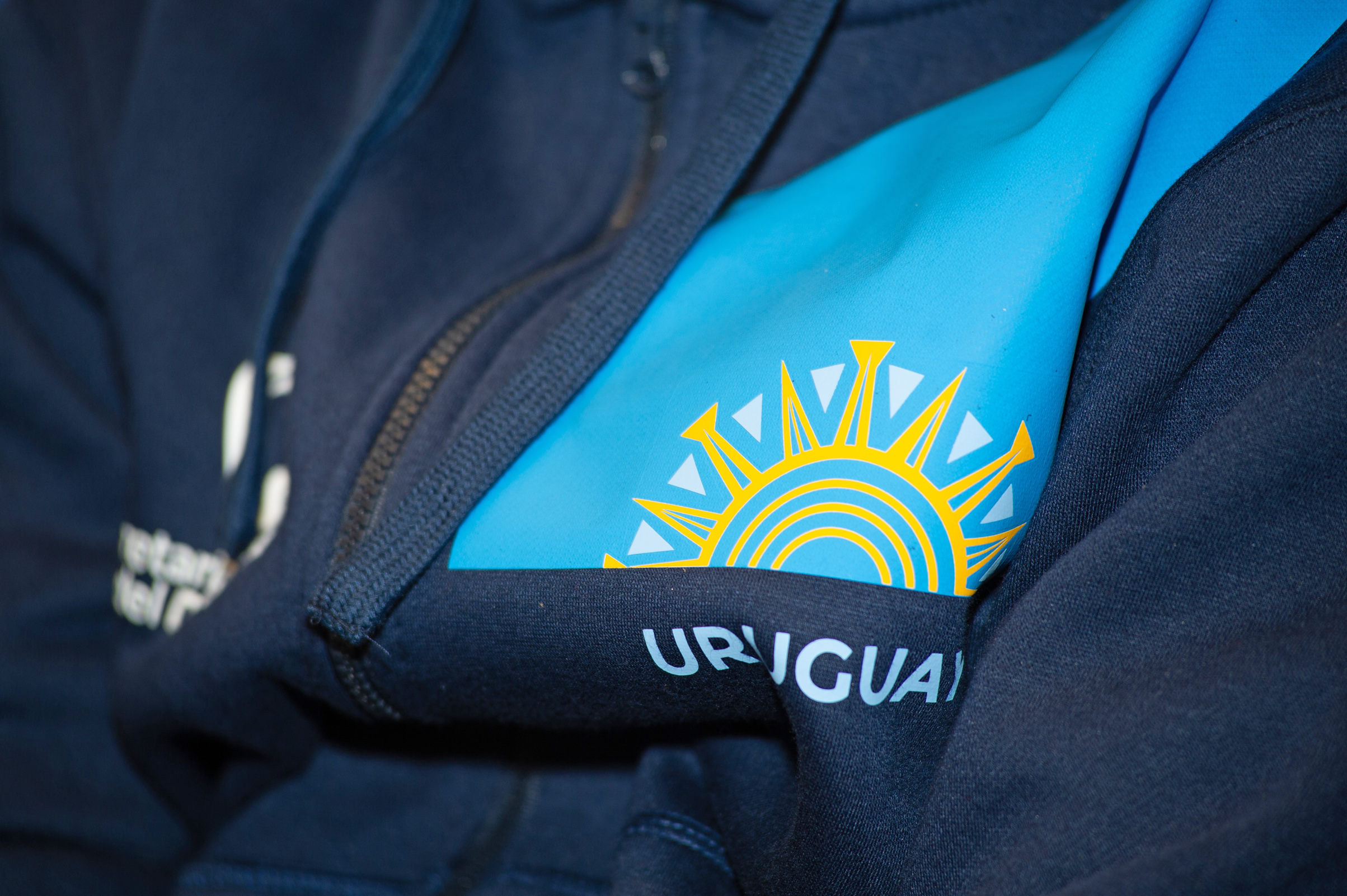 Autoridades de la Secretaría Nacional del Deporte y de la Agencia Uruguaya de Cooperación Internacional entregaron Pabellón Nacional a atletas