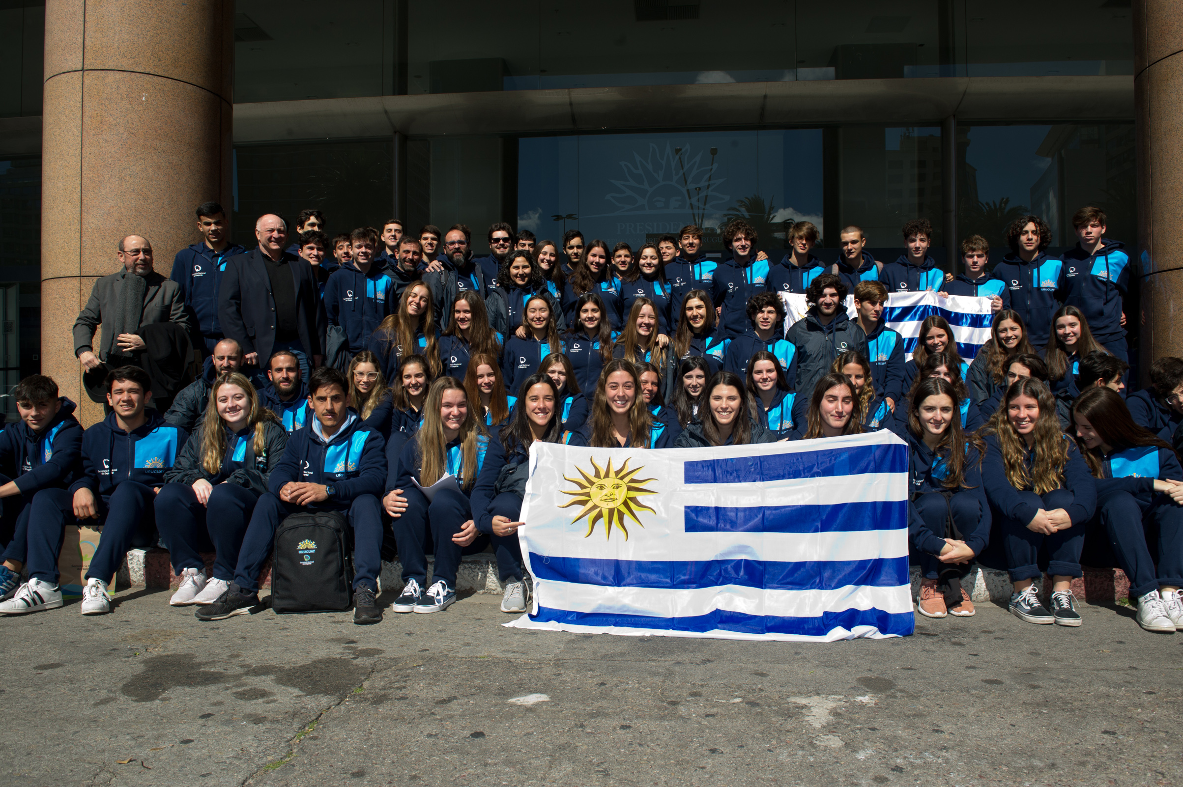 Autoridades de la Secretaría Nacional del Deporte y de la Agencia Uruguaya de Cooperación Internacional entregaron Pabellón Nacional a atletas