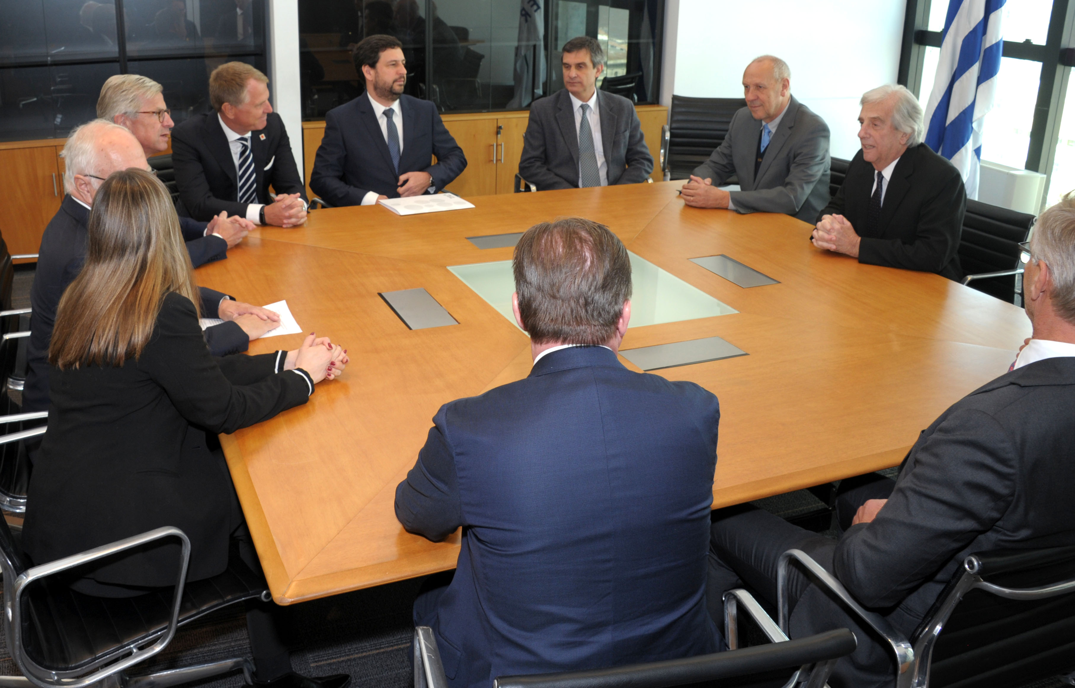 Vázquez recibió a delegación de Stora Enso en el piso 11 de la Torre Ejecutiva