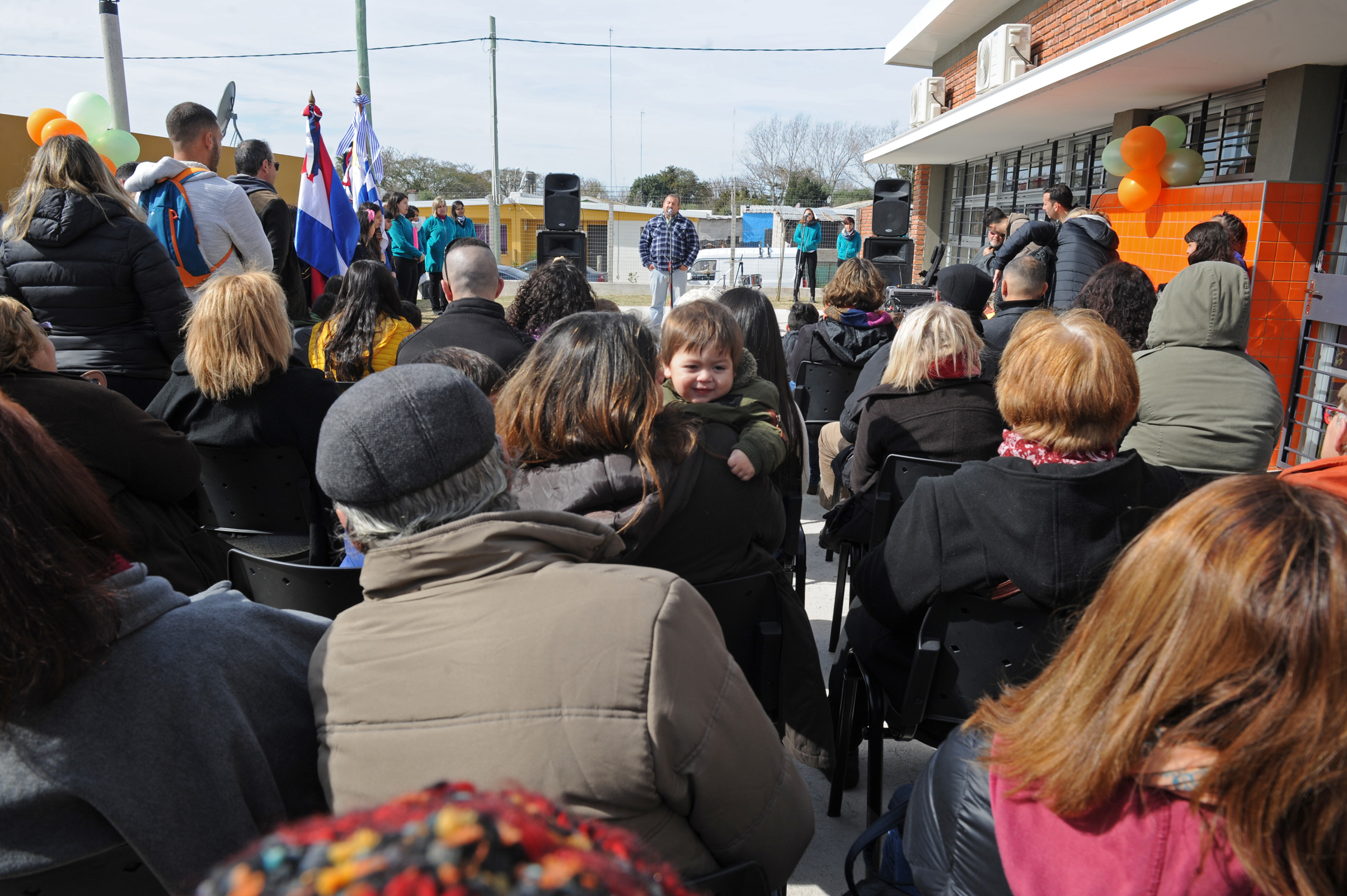 Inauguración de un CAIF al que concurren 108 niños de hasta dos años, en el barrio Mailhos de Montevideo