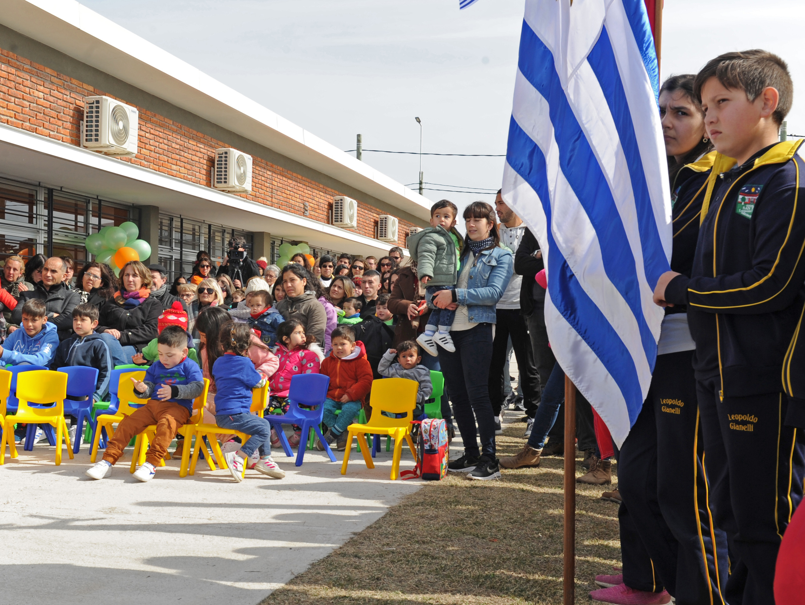Inauguración de un CAIF al que concurren 108 niños de hasta dos años, en el barrio Mailhos de Montevideo