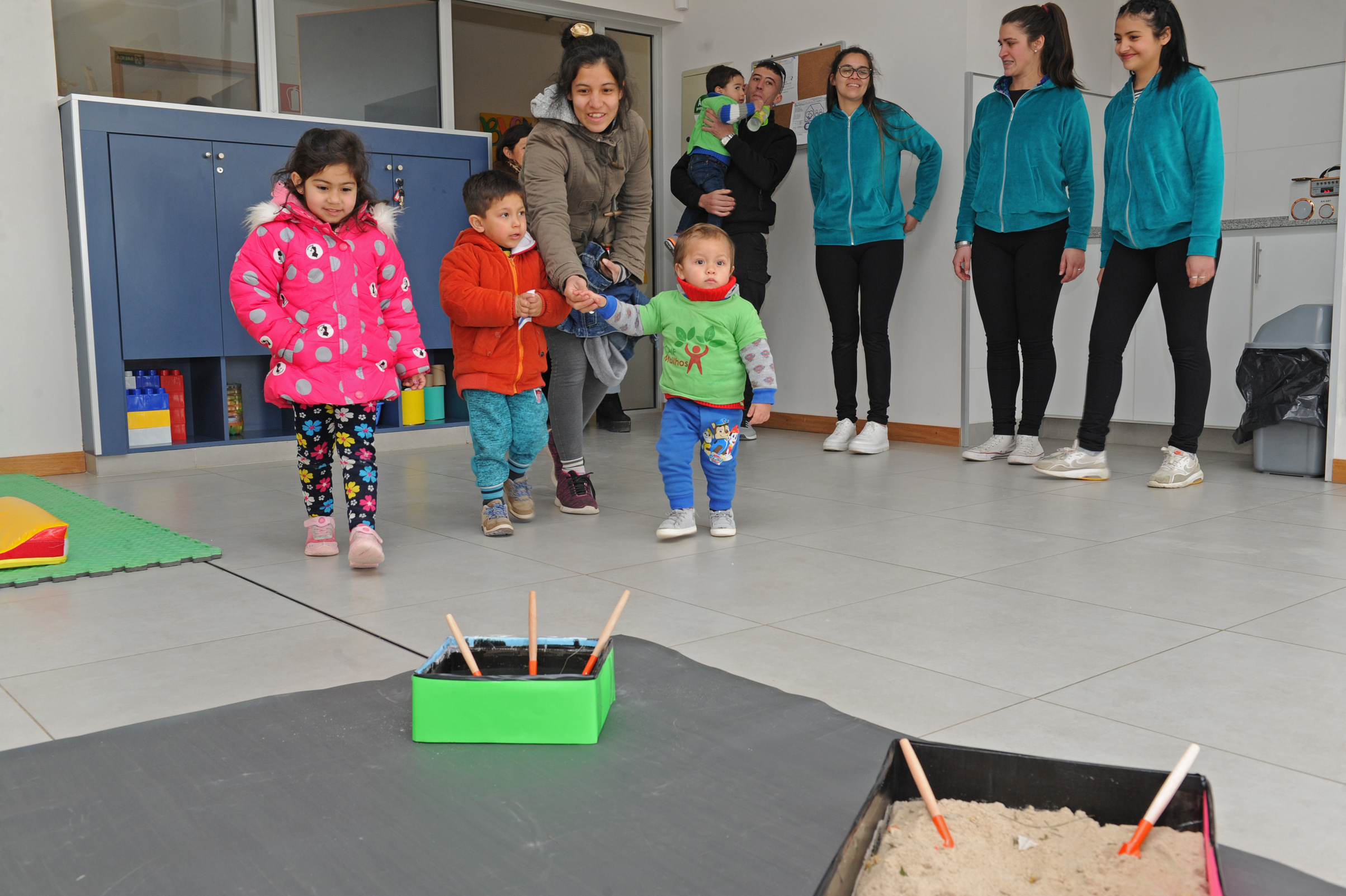Inauguración de un CAIF al que concurren 108 niños de hasta dos años, en el barrio Mailhos de Montevideo