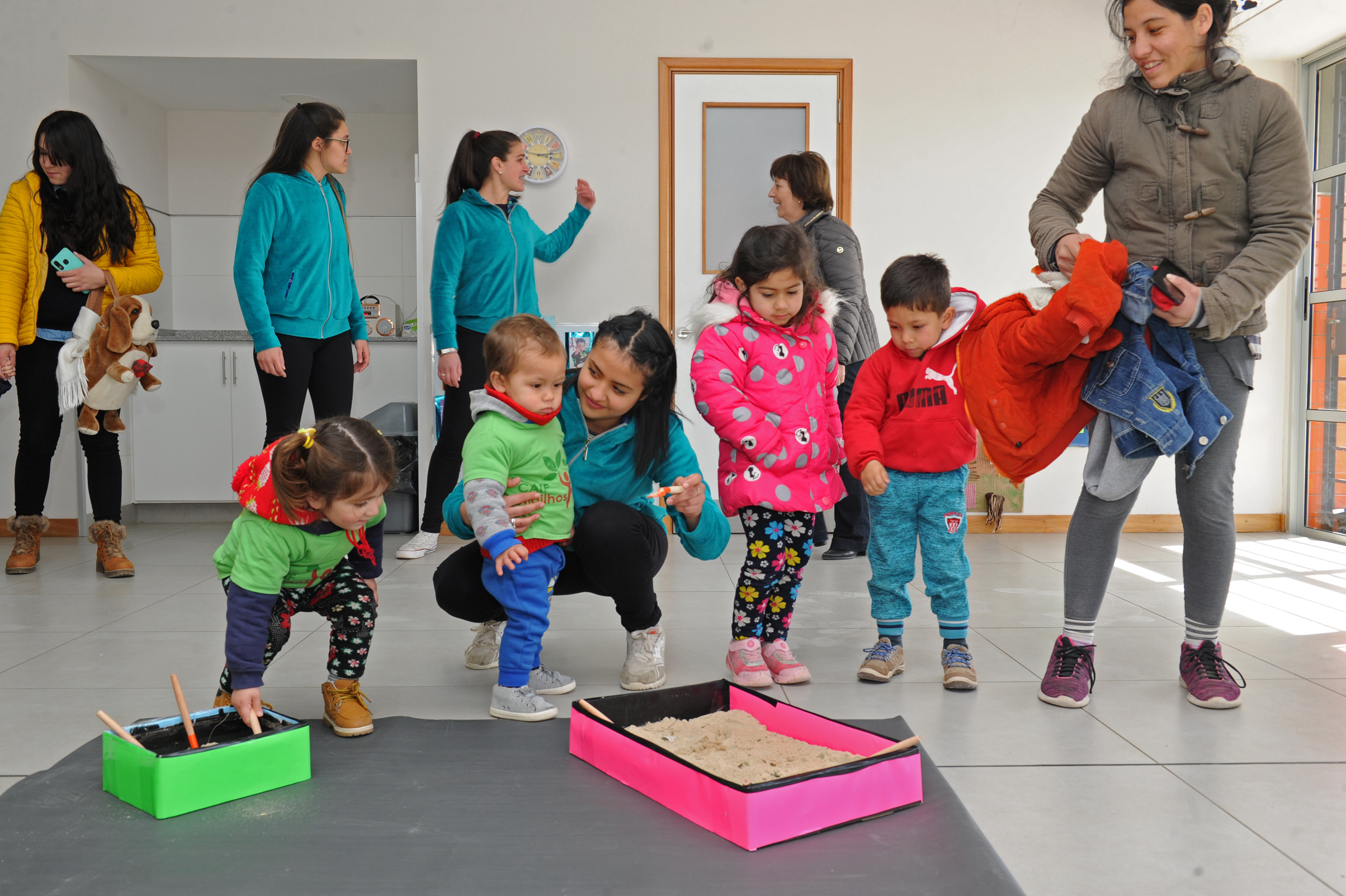 Inauguración de un CAIF al que concurren 108 niños de hasta dos años, en el barrio Mailhos de Montevideo