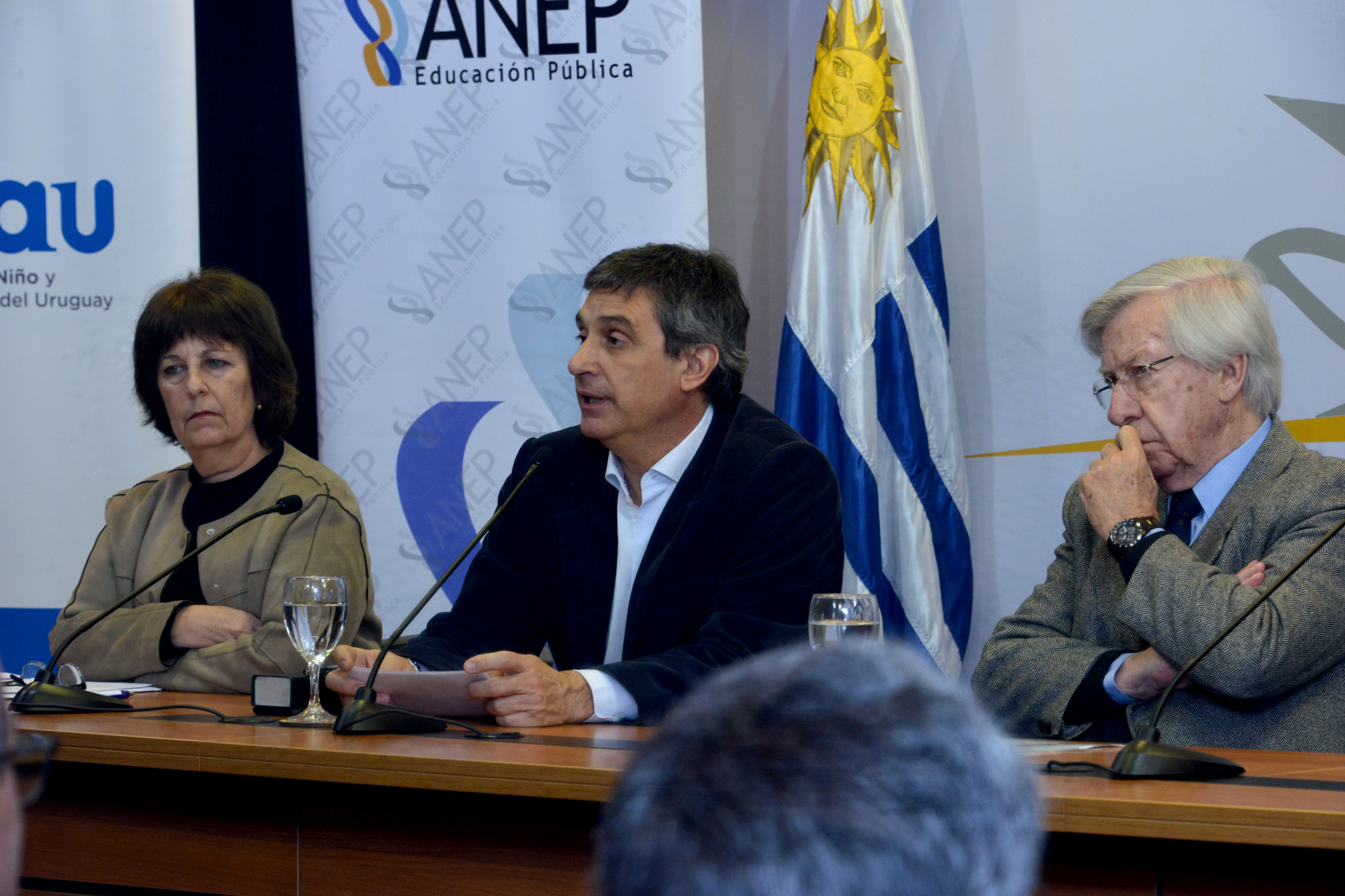 Autoridades en la firma del primer contrato de participación público-privada