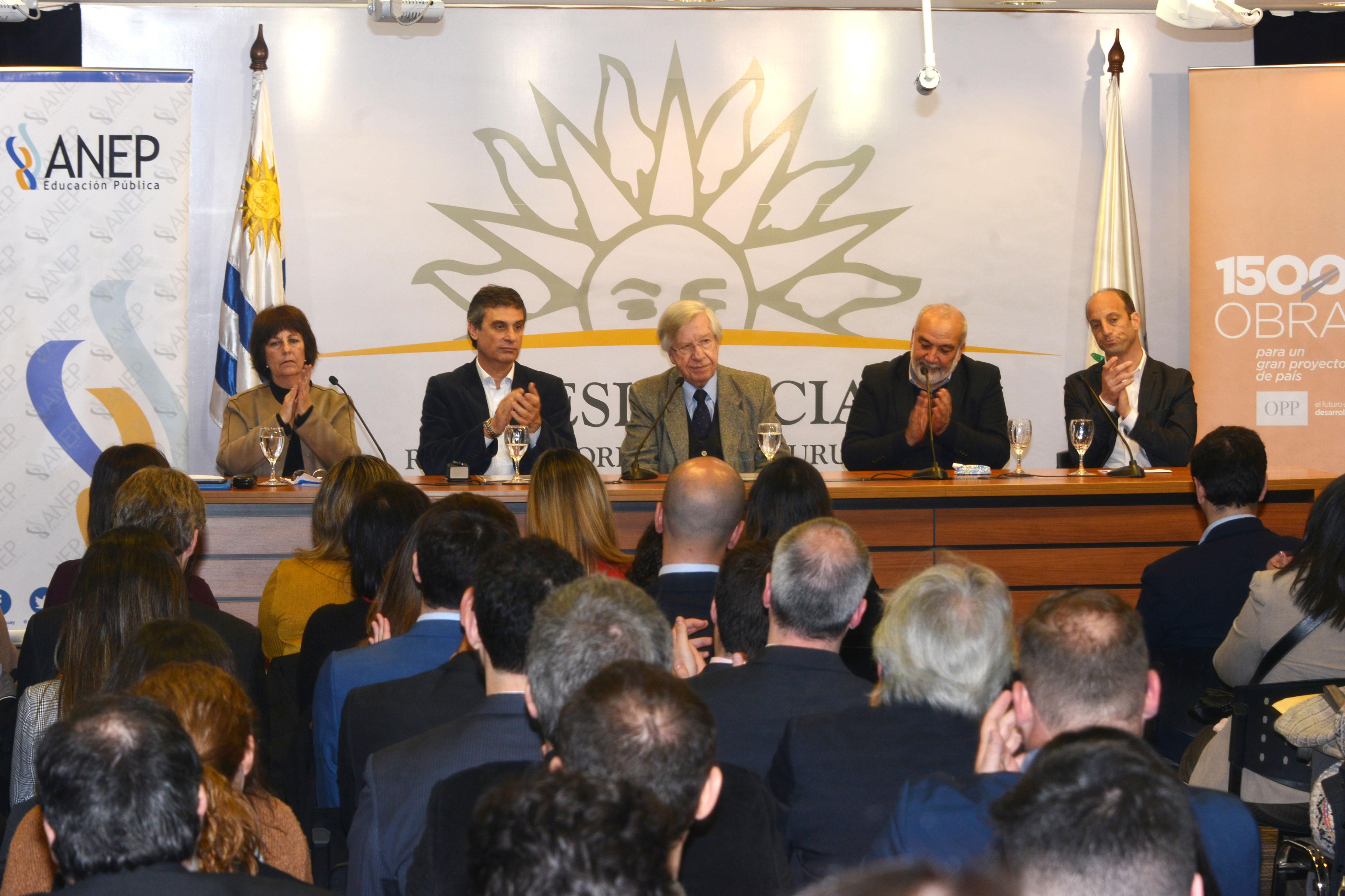 Autoridades en la firma del primer contrato de participación público-privada