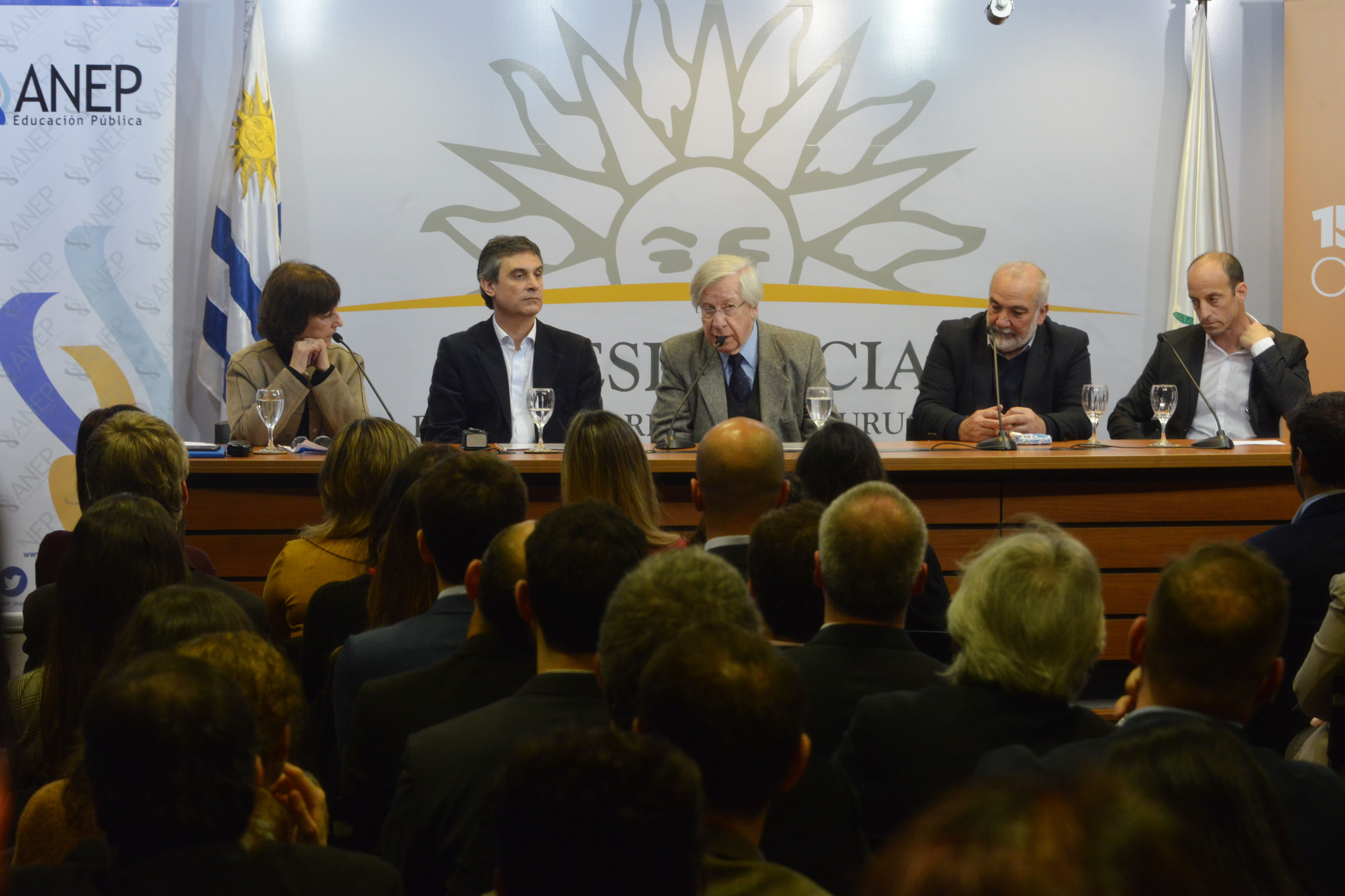 Autoridades en la firma del primer contrato de participació público-privada