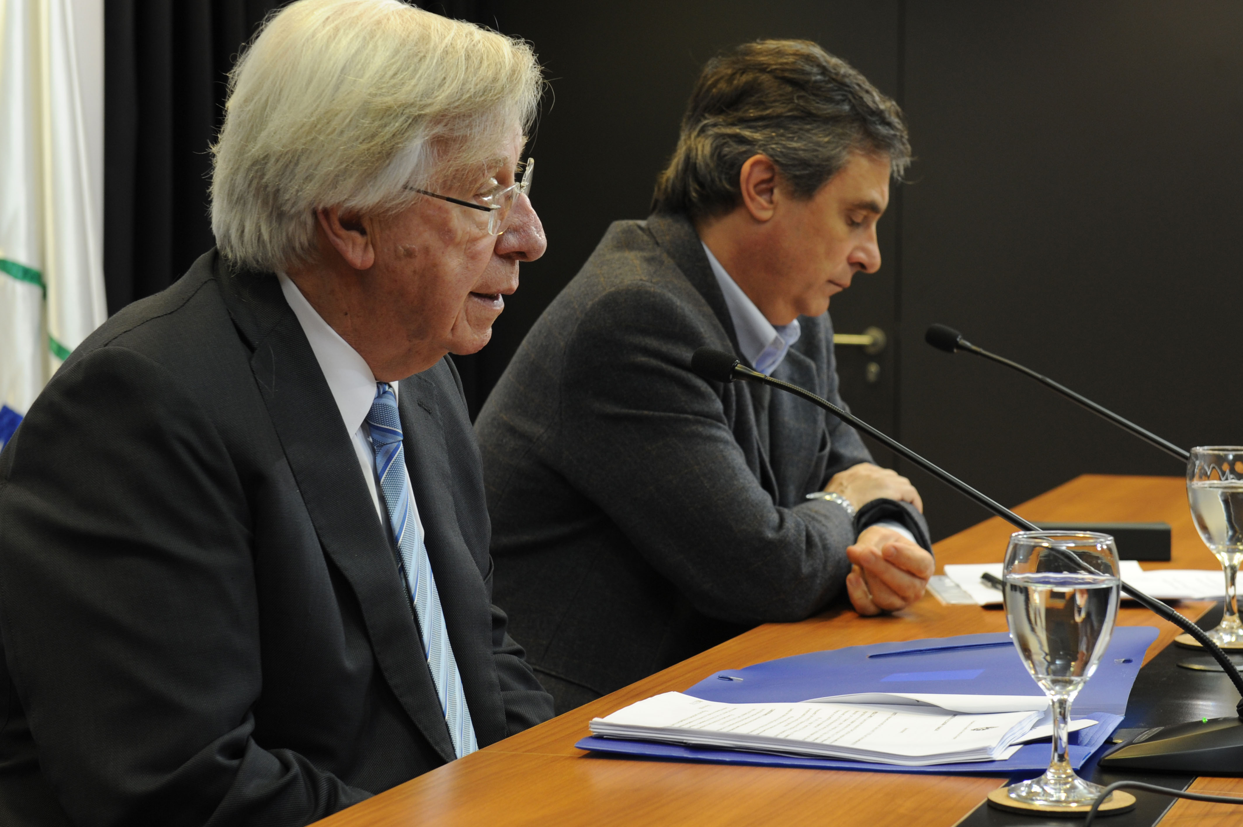 Danilo Astori y Álvaro García en conferencia de prensa luego del Consejo de Ministros