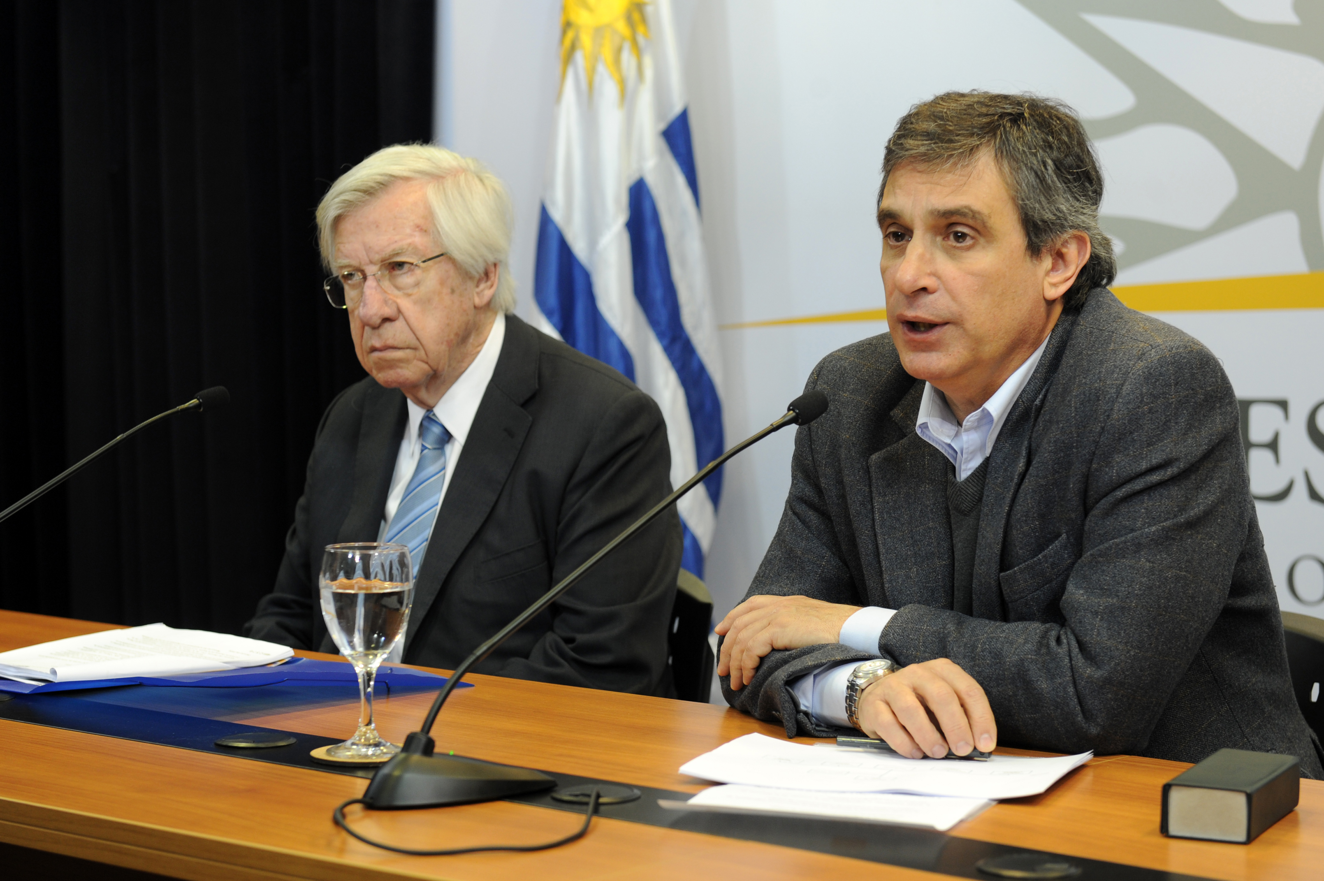 Danilo Astori y Álvaro García en conferencia de prensa luego del Consejo de Ministros