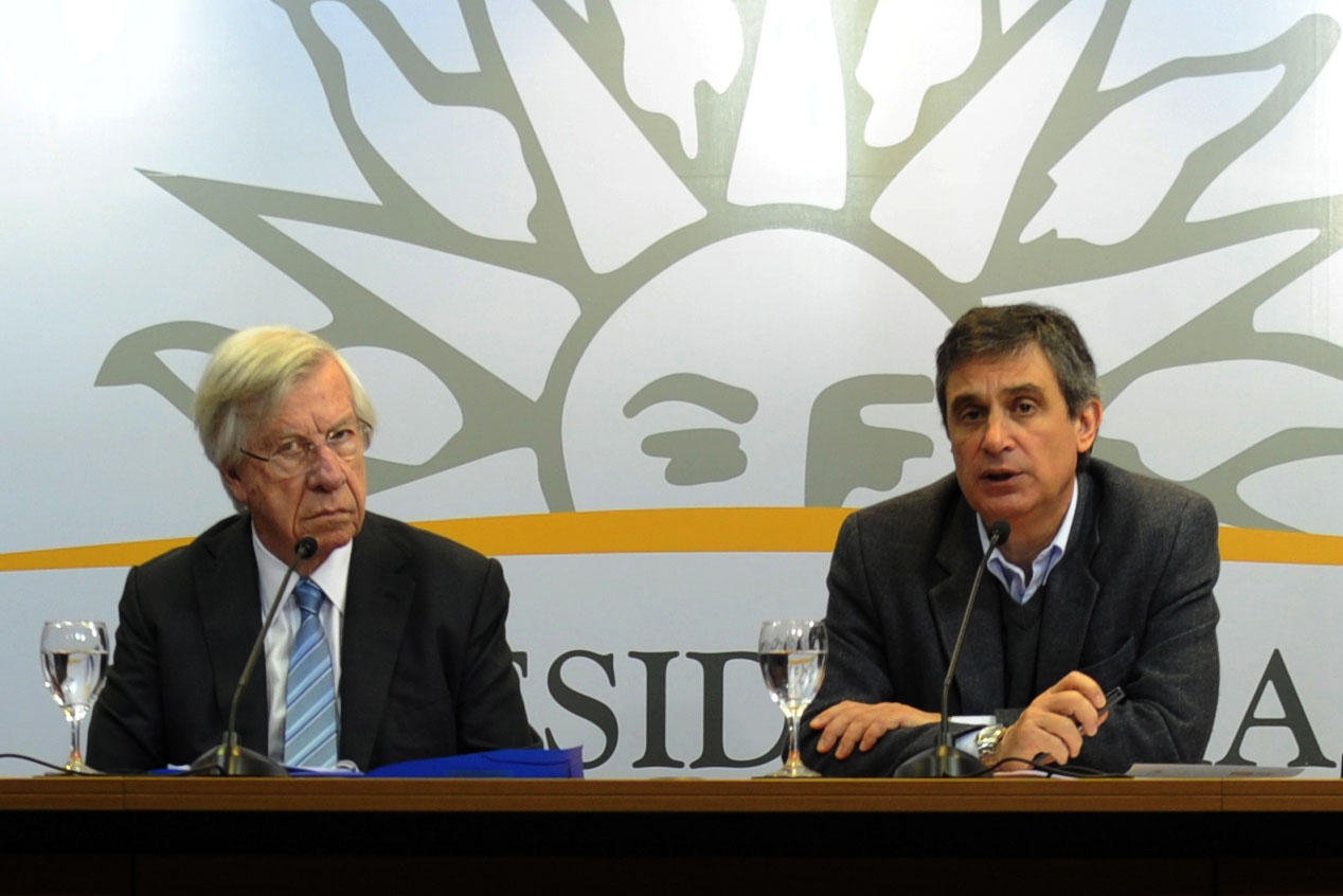 Danilo Astori y Álvaro García en conferencia de prensa luego del Consejo de Ministros