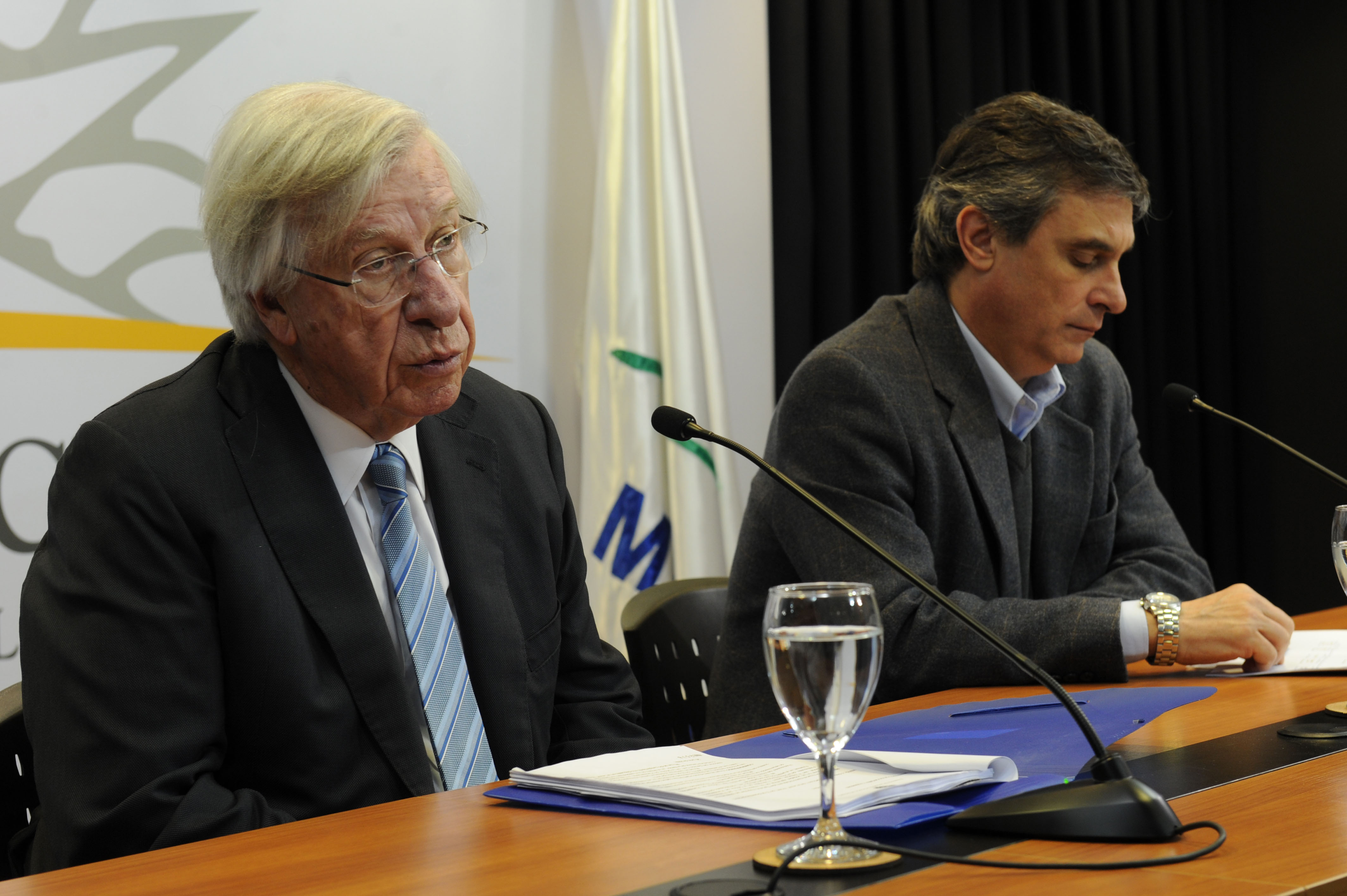 Danilo Astori y Álvaro García en conferencia de prensa luego del Consejo de Ministros