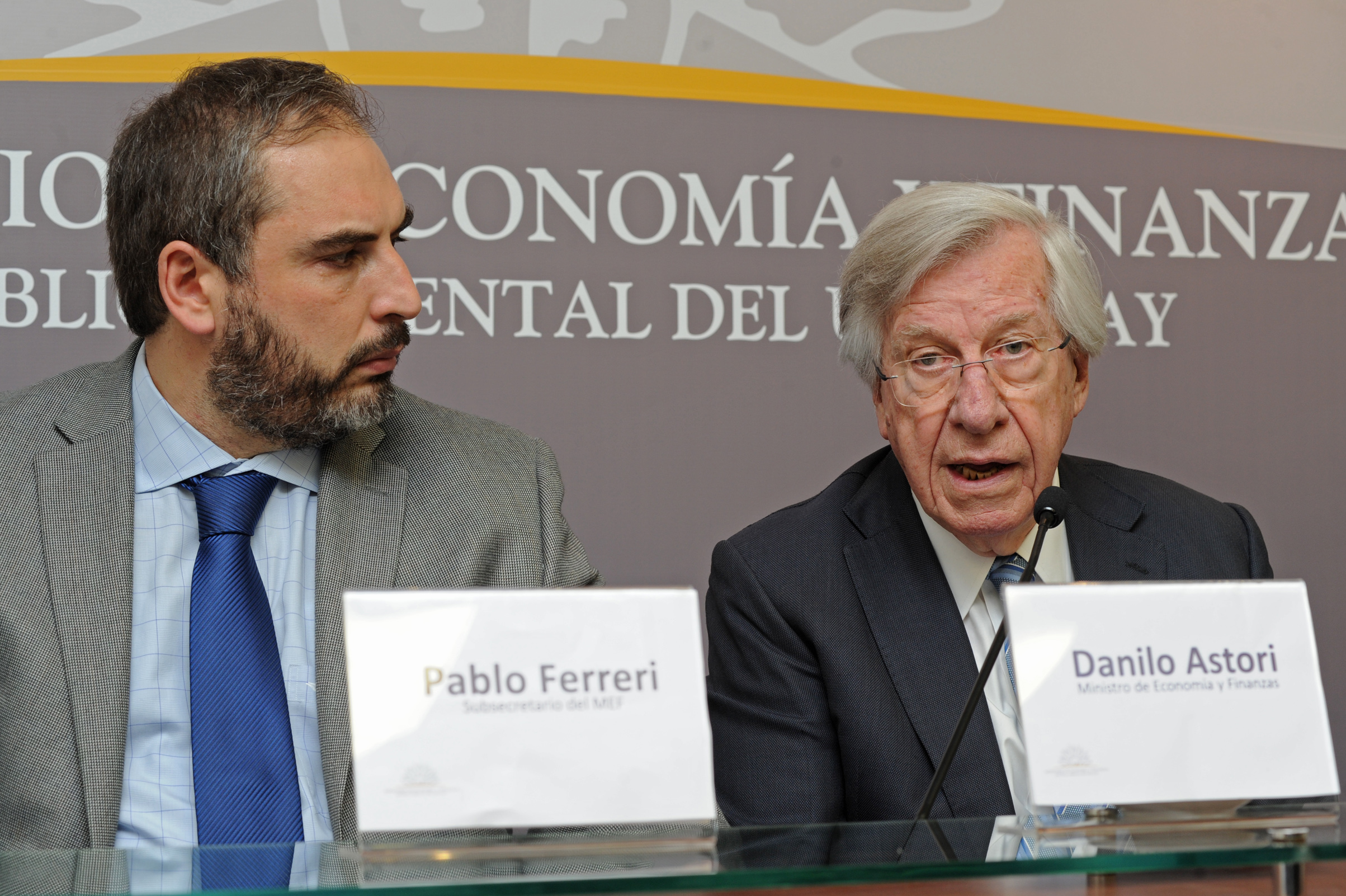 Ministro de Economía y Finanzas, Danilo Astori, dirigiéndose a los presentes