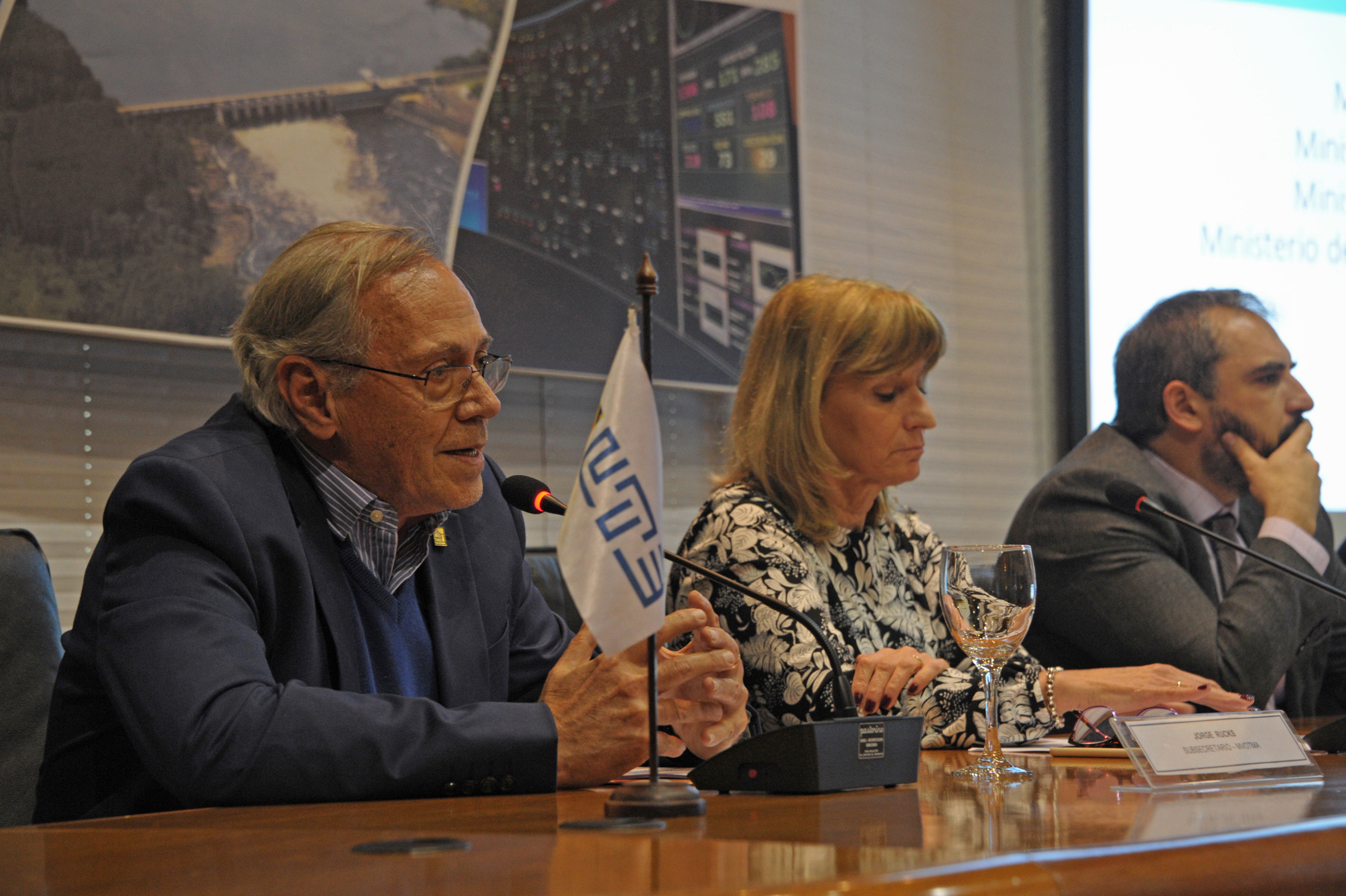 Conferencia de presentación de convocactoria a subsidios para compra de autobuses eléctricos
