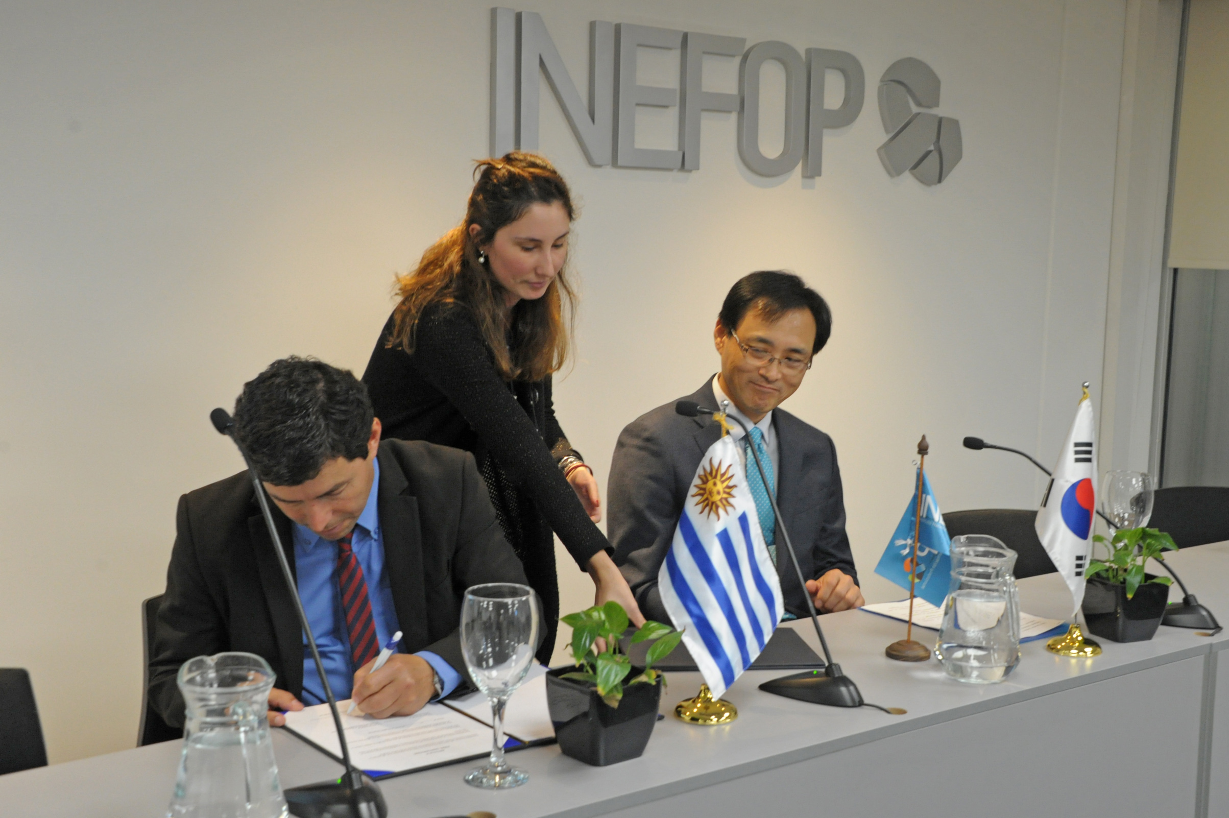 Suscripción de convenio entre el Instituto Nacional de Empleo y Formación Profesional (INEFOP) y la Human Resources Development (HRD) de Corea del Sur