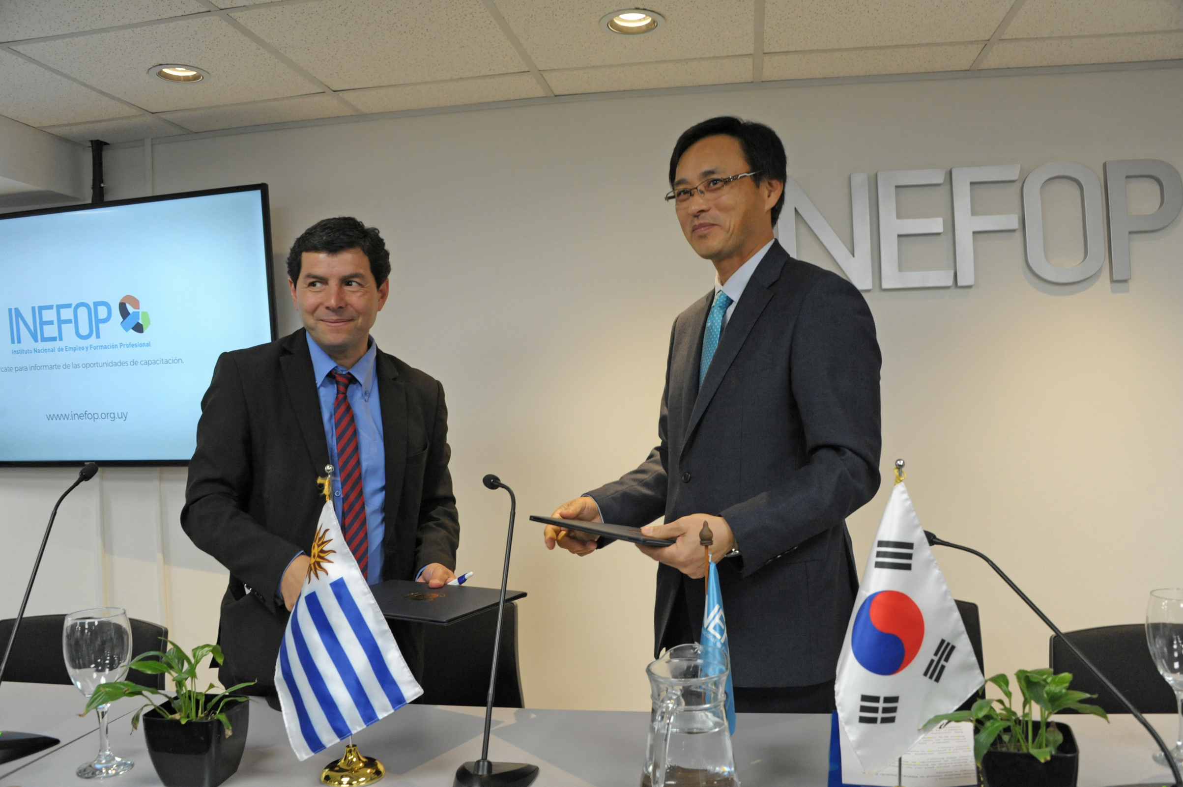 Suscripción de convenio entre el Instituto Nacional de Empleo y Formación Profesional (INEFOP) y la Human Resources Development (HRD) de Corea del Sur