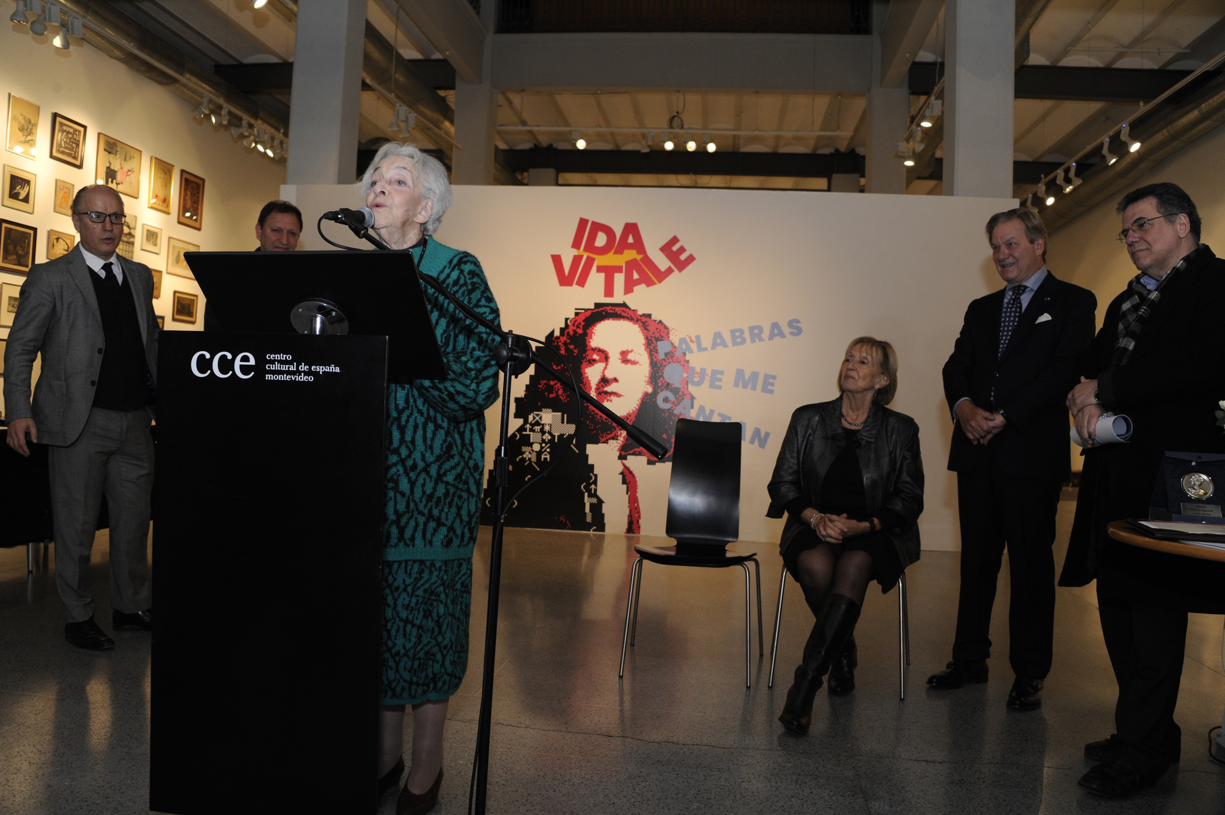 Reconocimiento del Ministerio de Educación y Cultura a la poetisa Ida Vitale