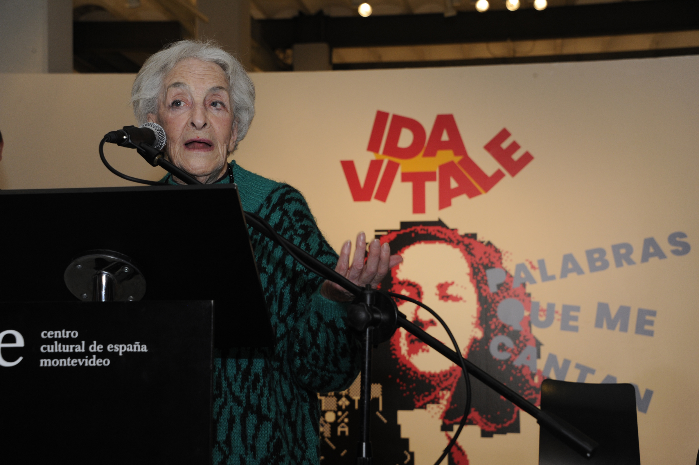 Reconocimiento del Ministerio de Educación y Cultura a la poetisa Ida Vitale