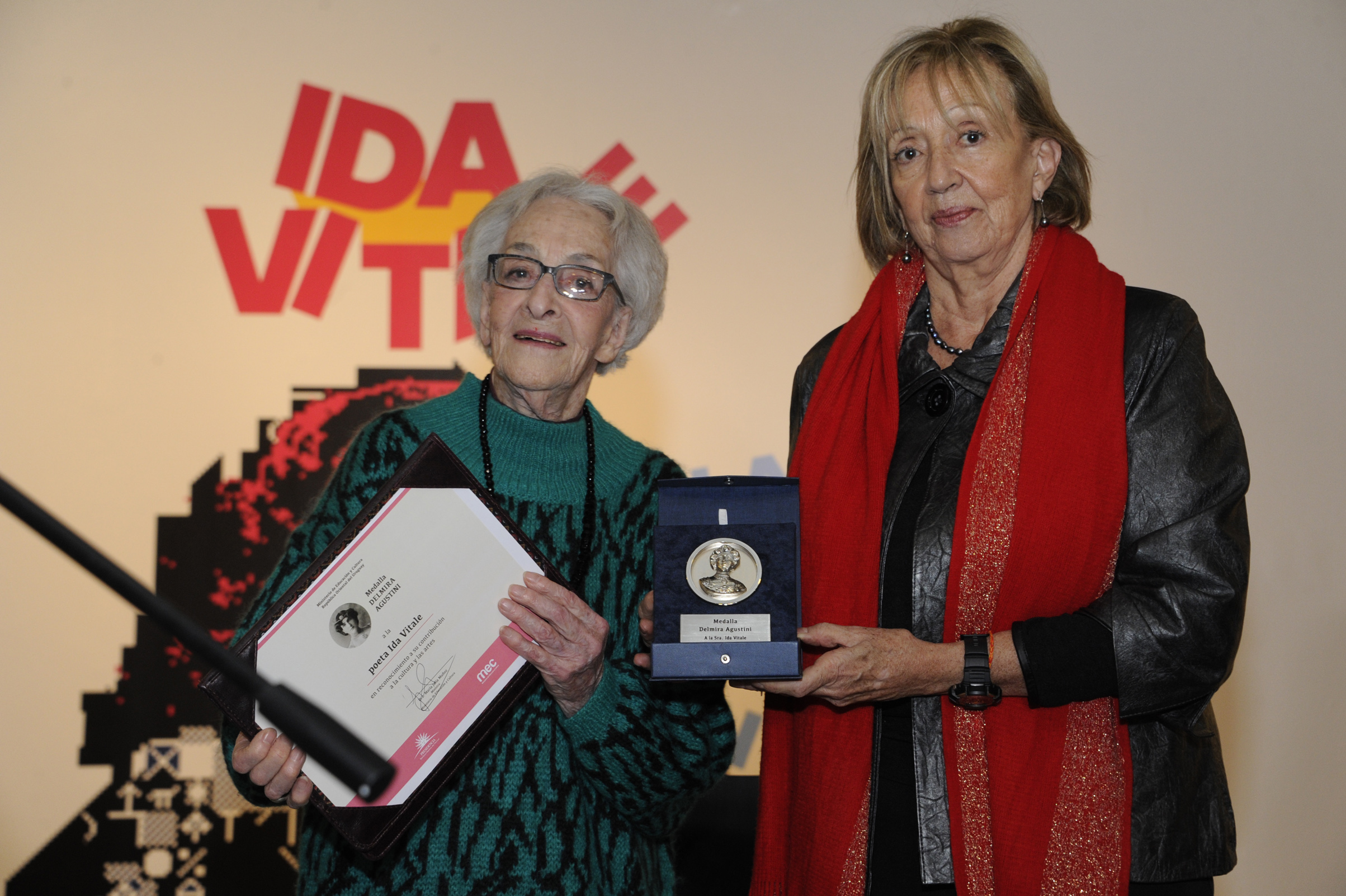 Reconocimiento del Ministerio de Educación y Cultura a la poetisa Ida Vitale
