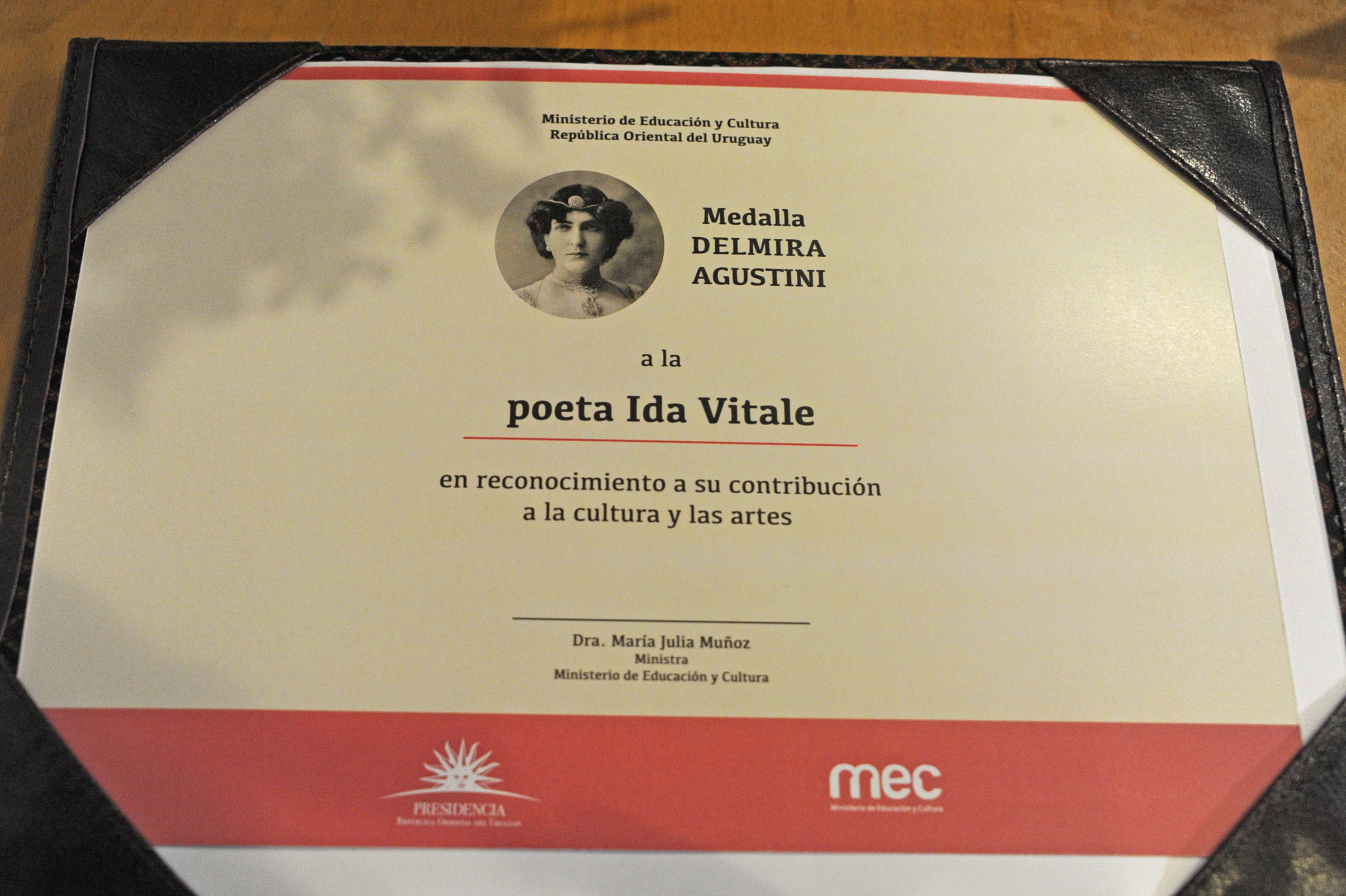Reconocimiento del Ministerio de Educación y Cultura a la poetisa Ida Vitale