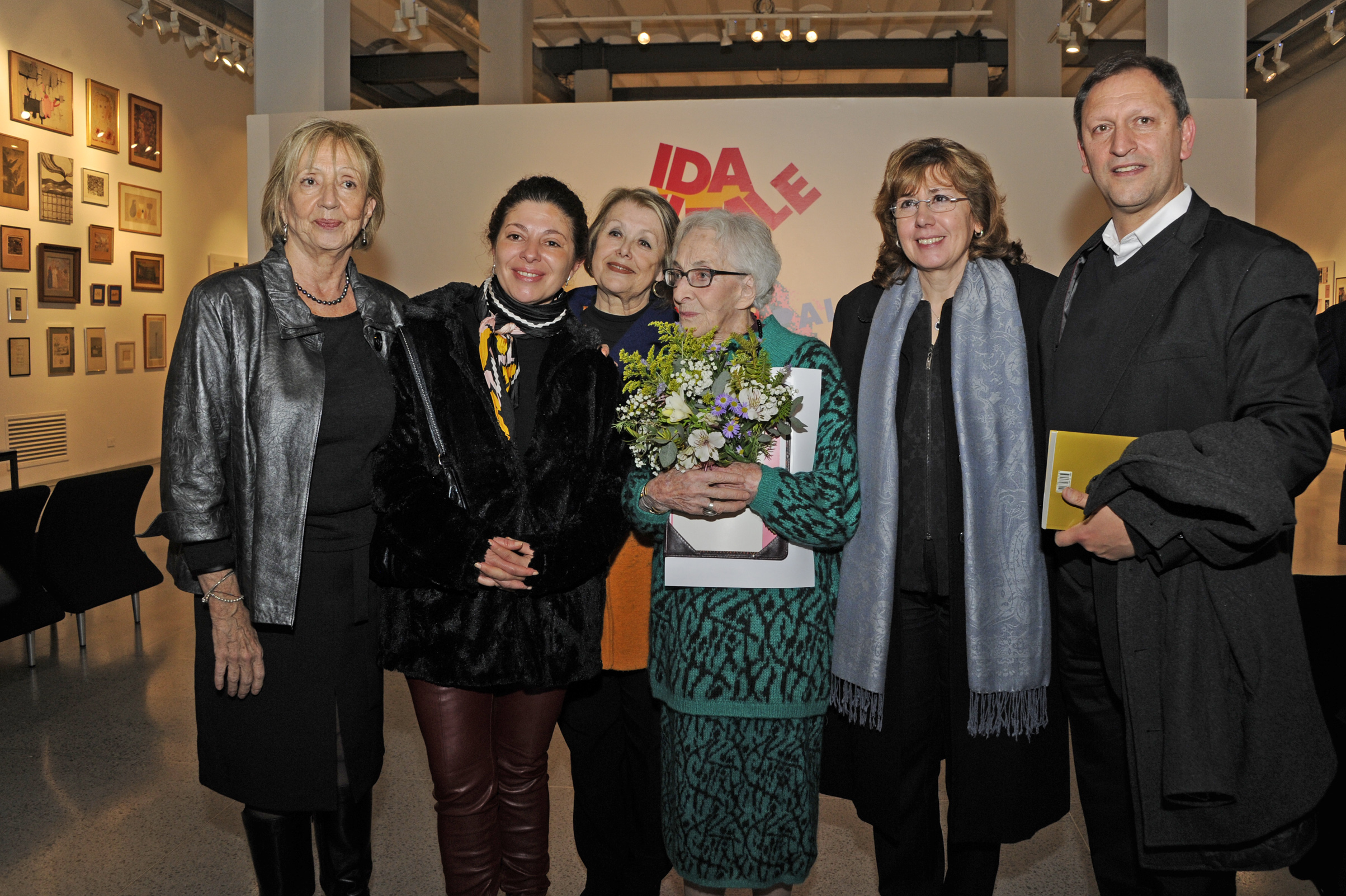 Reconocimiento del Ministerio de Educación y Cultura a la poetisa Ida Vitale
