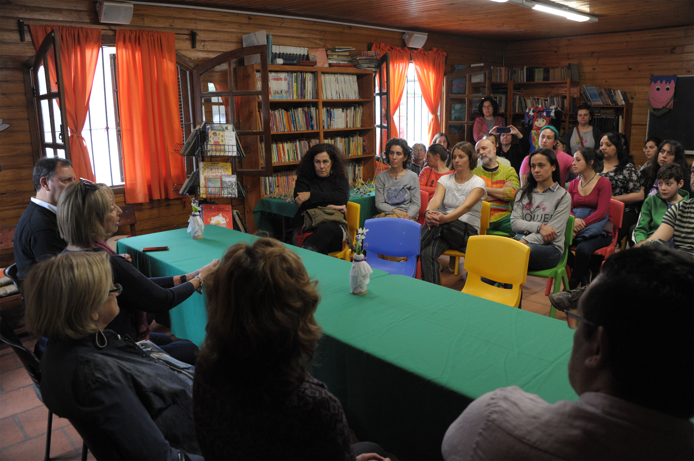 Ministra María Julia Muñoz, durante la recorrida por Canelones, en escuela n.º 224 de Pinar Sur