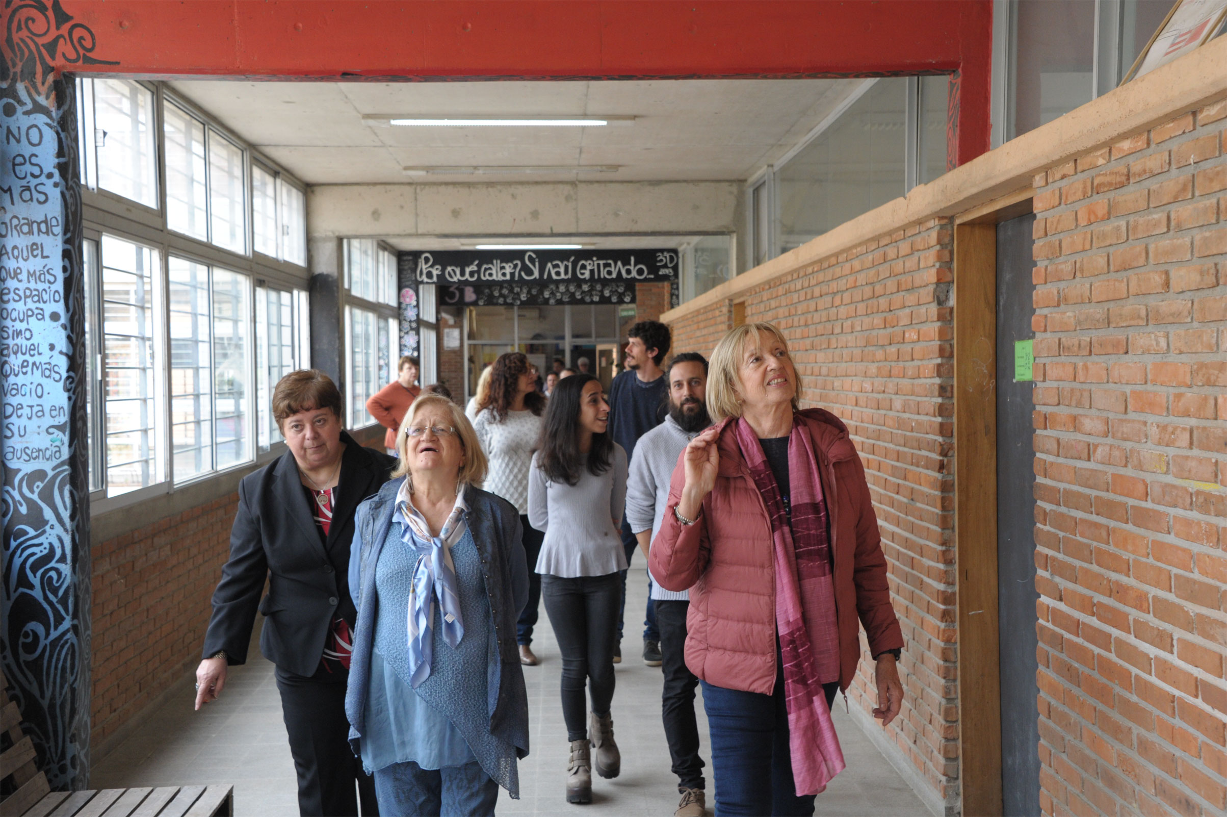 Ministra María Julia Muñoz, durante la recorrida por Canelones, en liceo n.º 2 de Pinar Norte