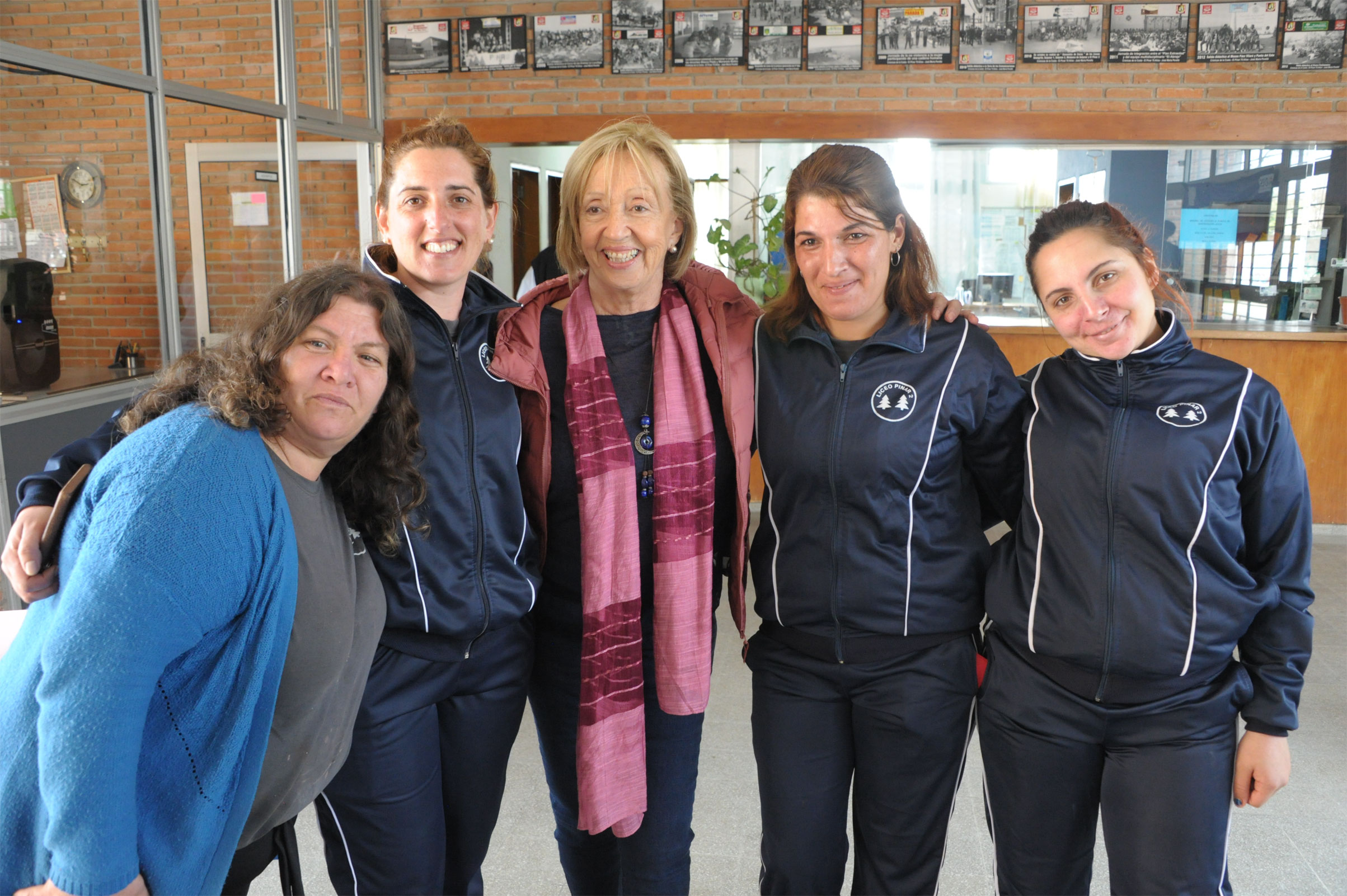 Ministra María Julia Muñoz, durante la recorrida por Canelones, en liceo n.º 2 de Pinar Norte