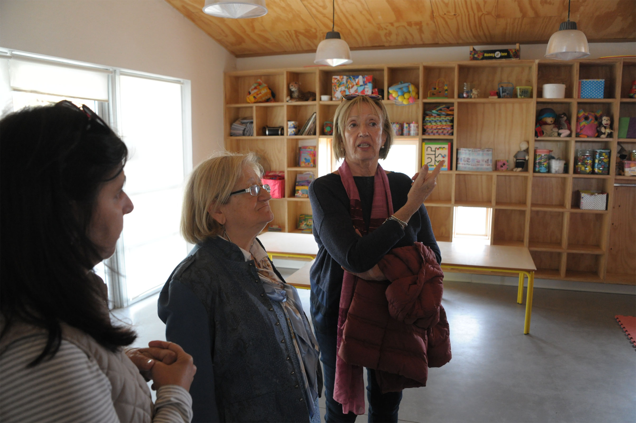 Ministra María Julia Muñoz, durante la recorrida por Canelones, en liceo n.º 2 de Pinar Norte