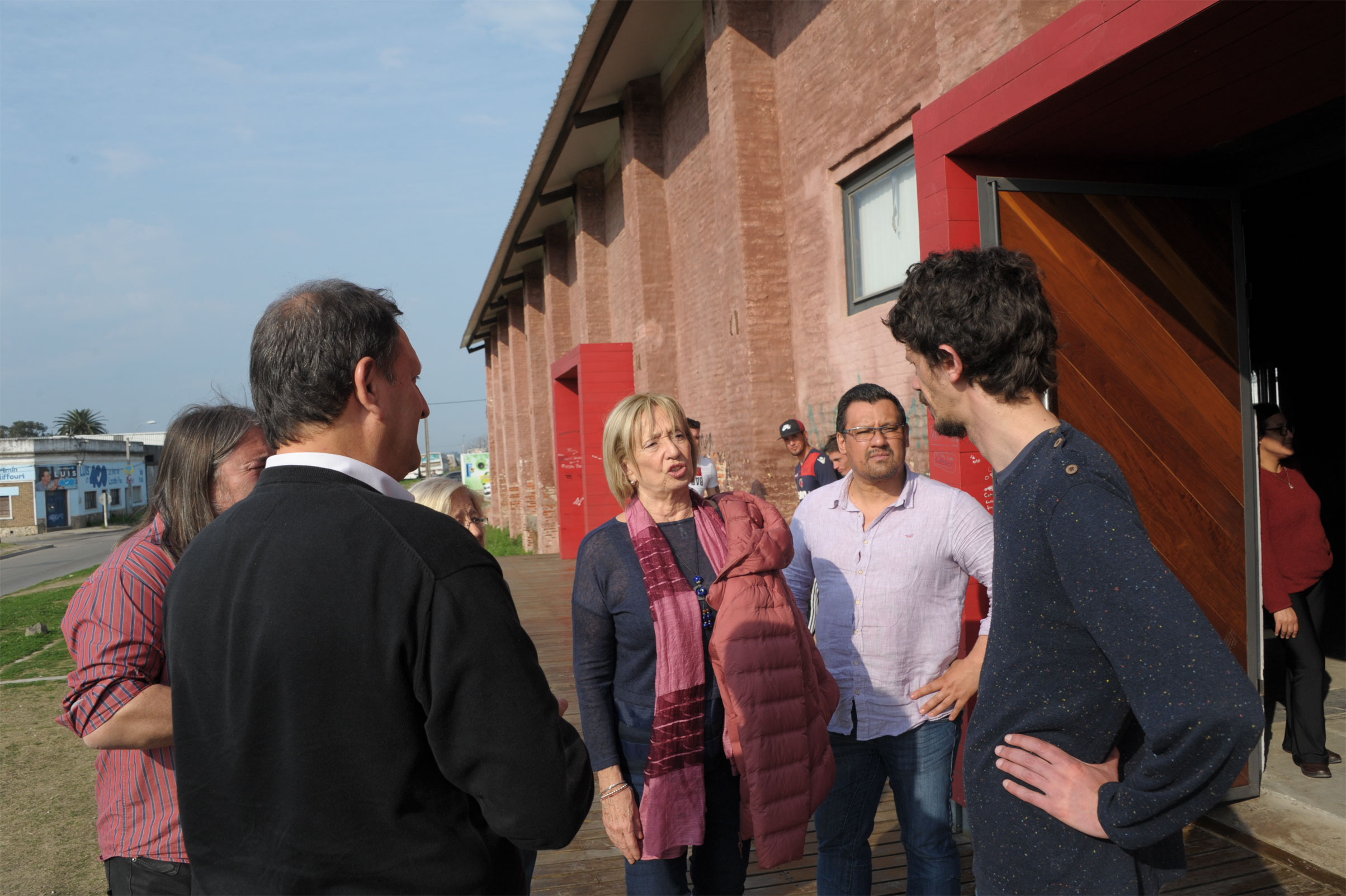 Ministra María Julia Muñoz, durante la recorrida por Canelones, en Centro Cultural Pando