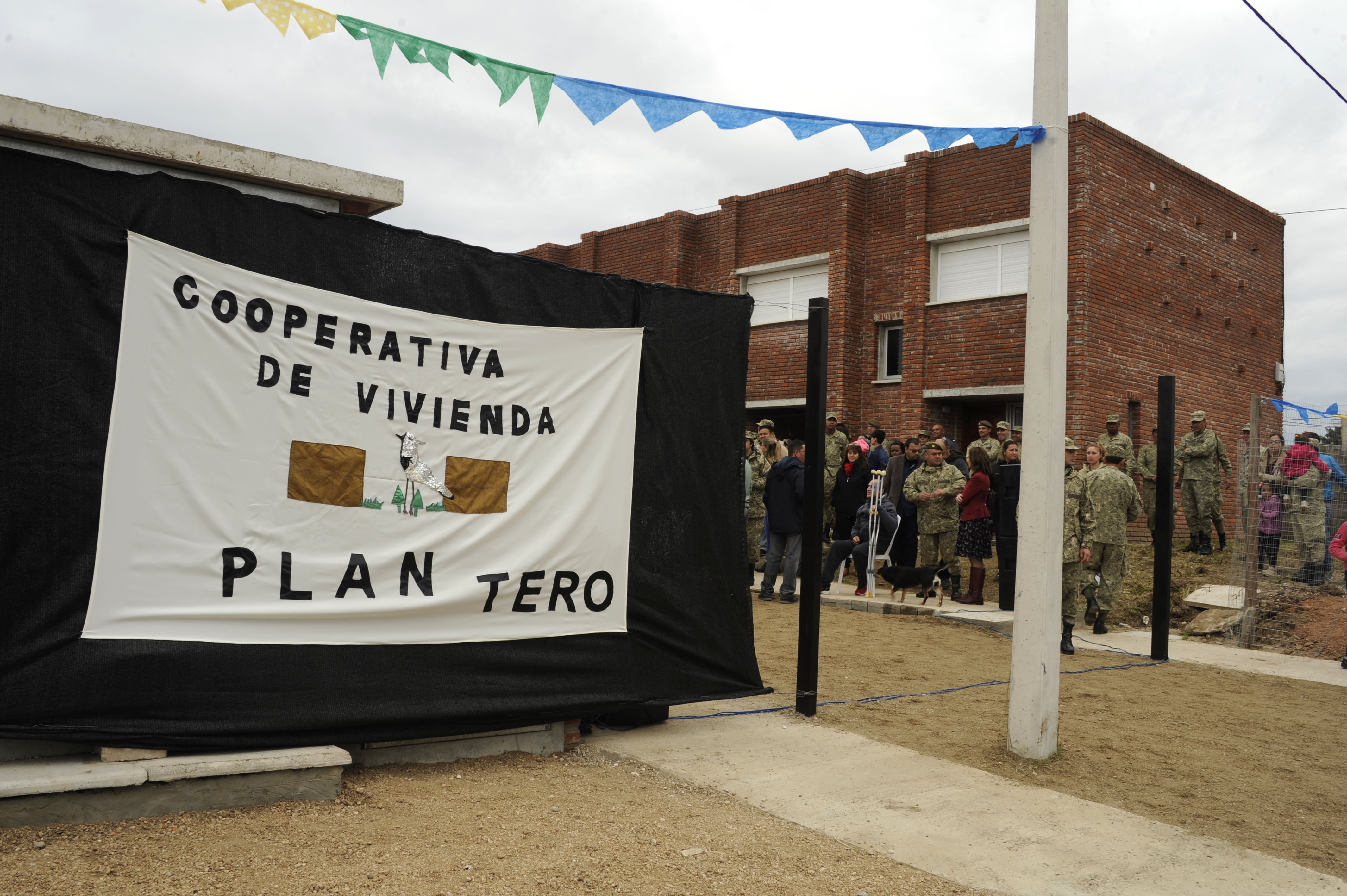 Entrega de viviendas a personal subalterno de las Fuerzas Armadas